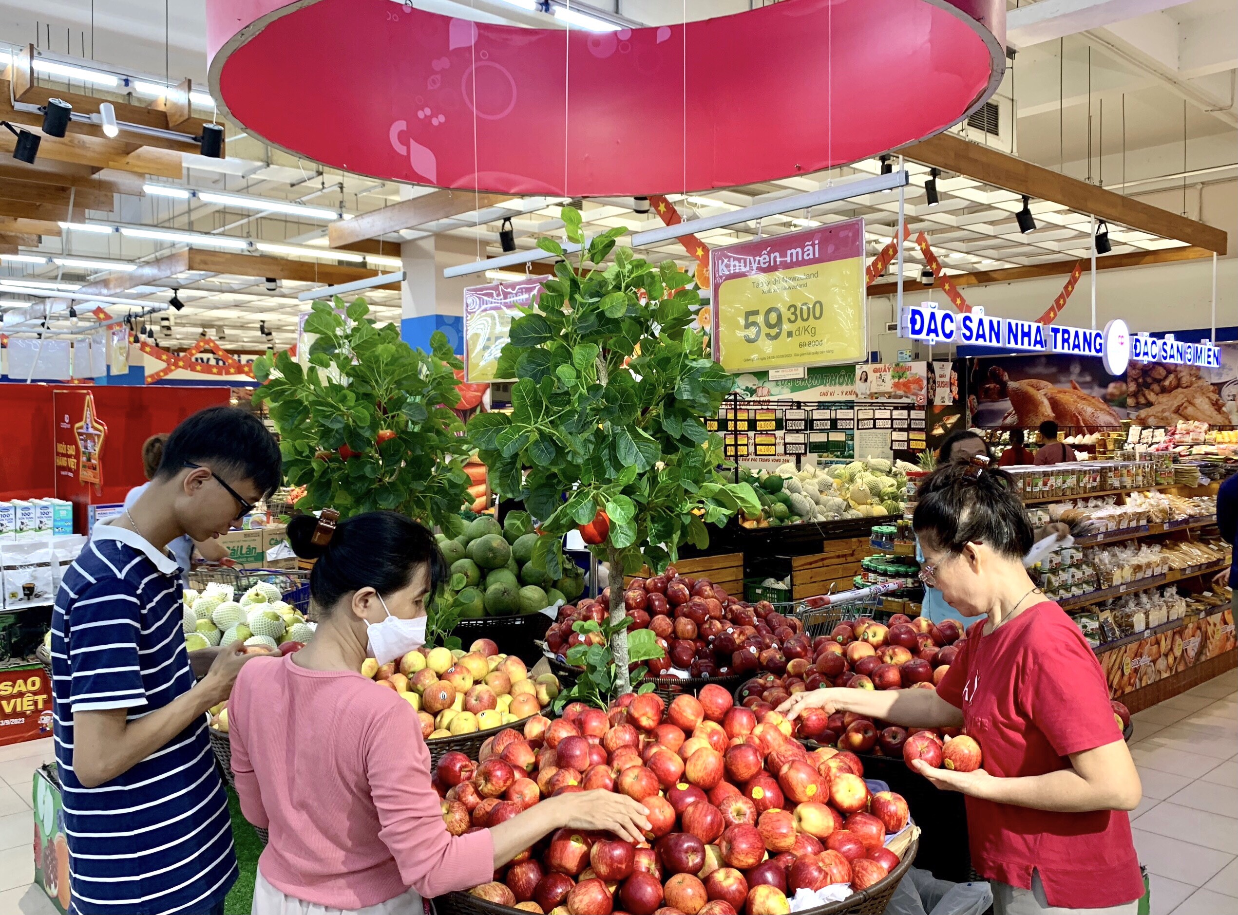 Người dân mua trái cây tại Siêu thị Co.opmart Nha Trang chiều 26-8