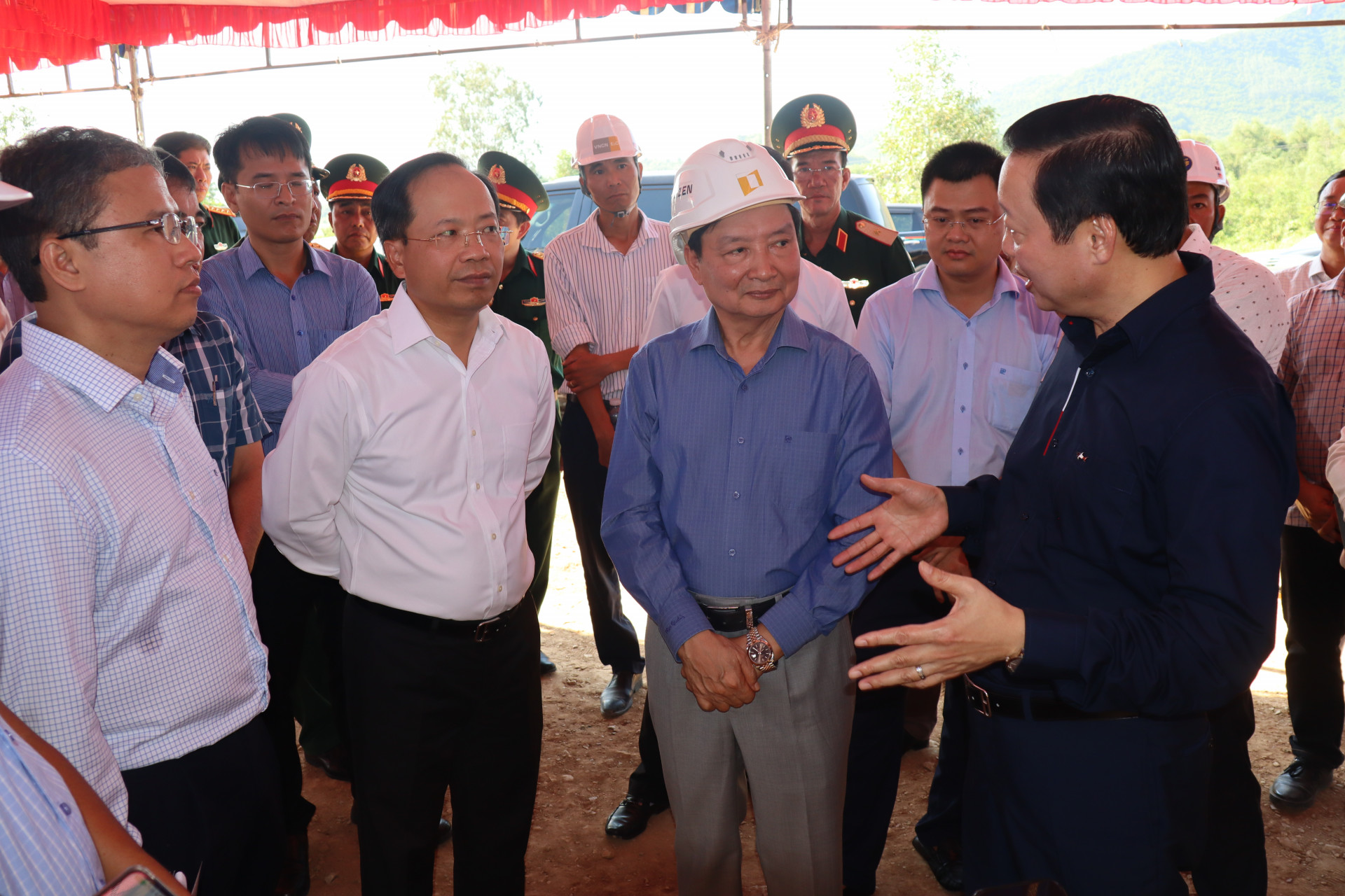 Phó Thủ tướng Trần Hồng Hà kiểm tra việc khai thác vật liệu xây dựng phục vụ cao tốc Vân Phong – Nha Trang tại mỏ đất Sỏi Mê