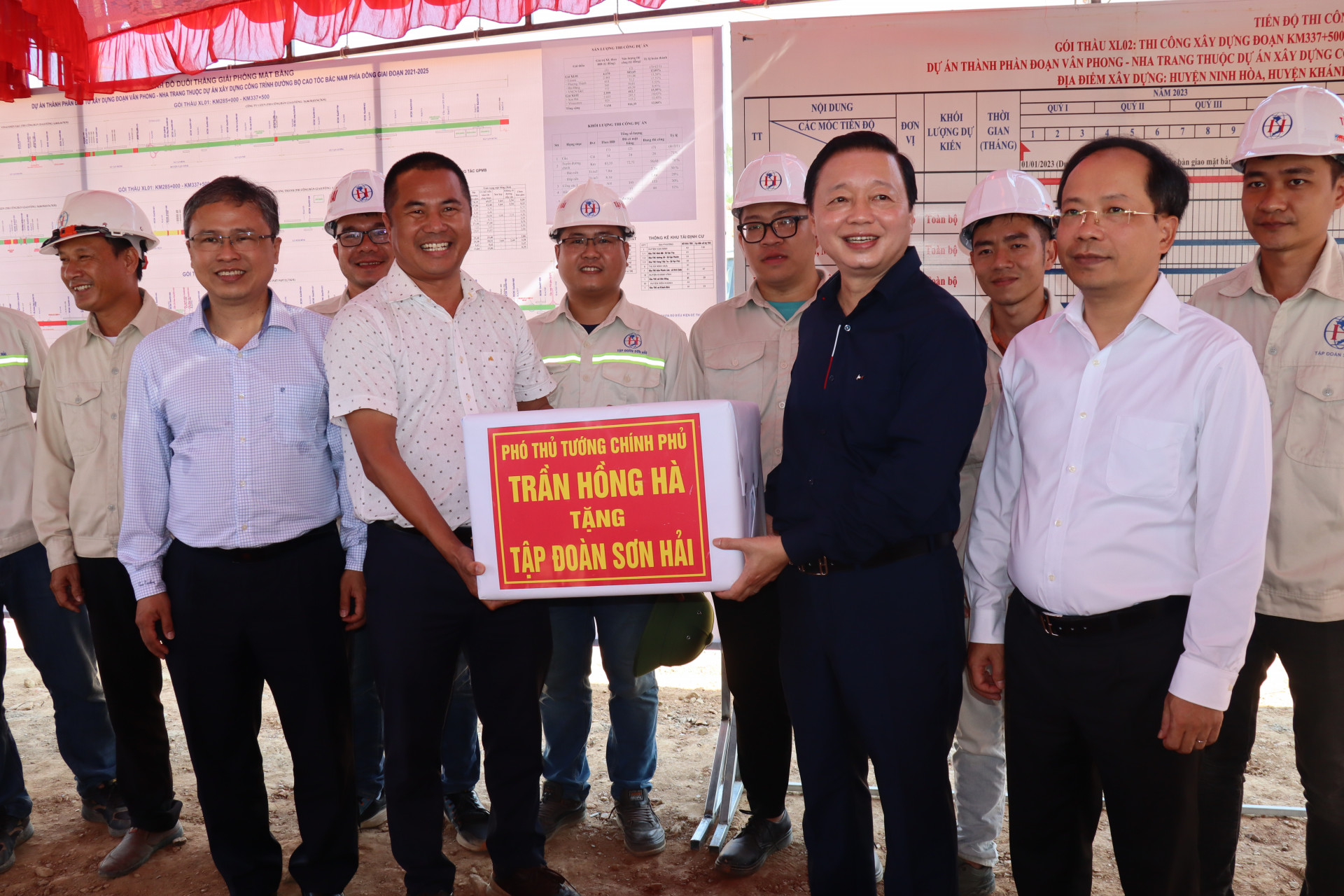 Phó Thủ tướng Trần Hồng Hạ tặng quà động viên kỹ sư, công nhân đơn vị thi công