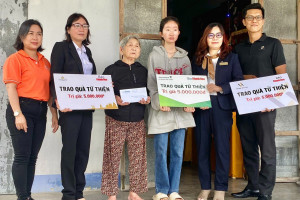VIDEO: Bạn đọc Báo Khánh Hòa ủng hộ hơn 60 triệu đồng cho 2 em Huỳnh Thị Kim Phú và Hồ Thị Thu Dậu
