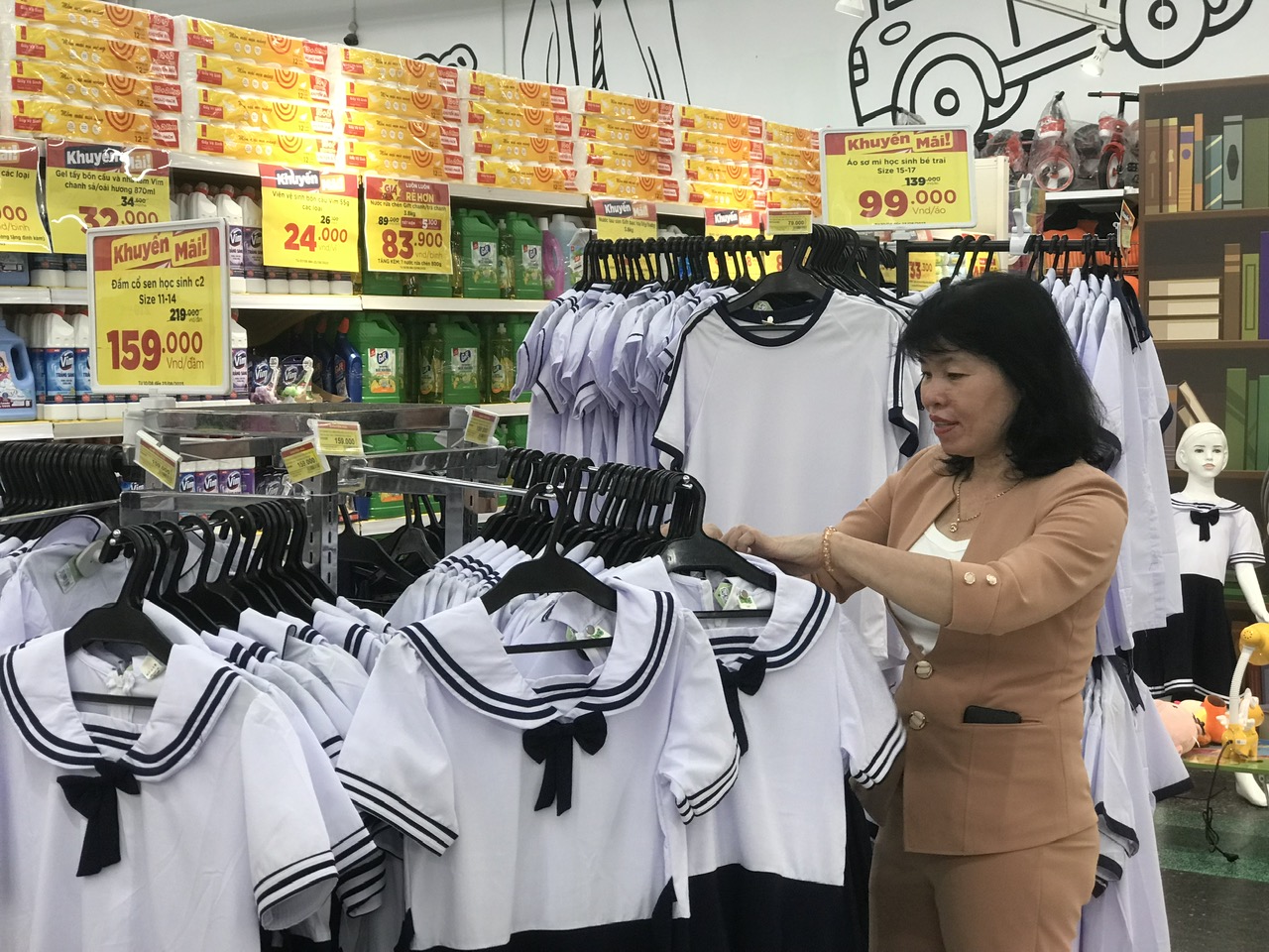 Phụ huynh lựa chọn đồng phục học sinh tại một siêu thị ở Nha Trang
