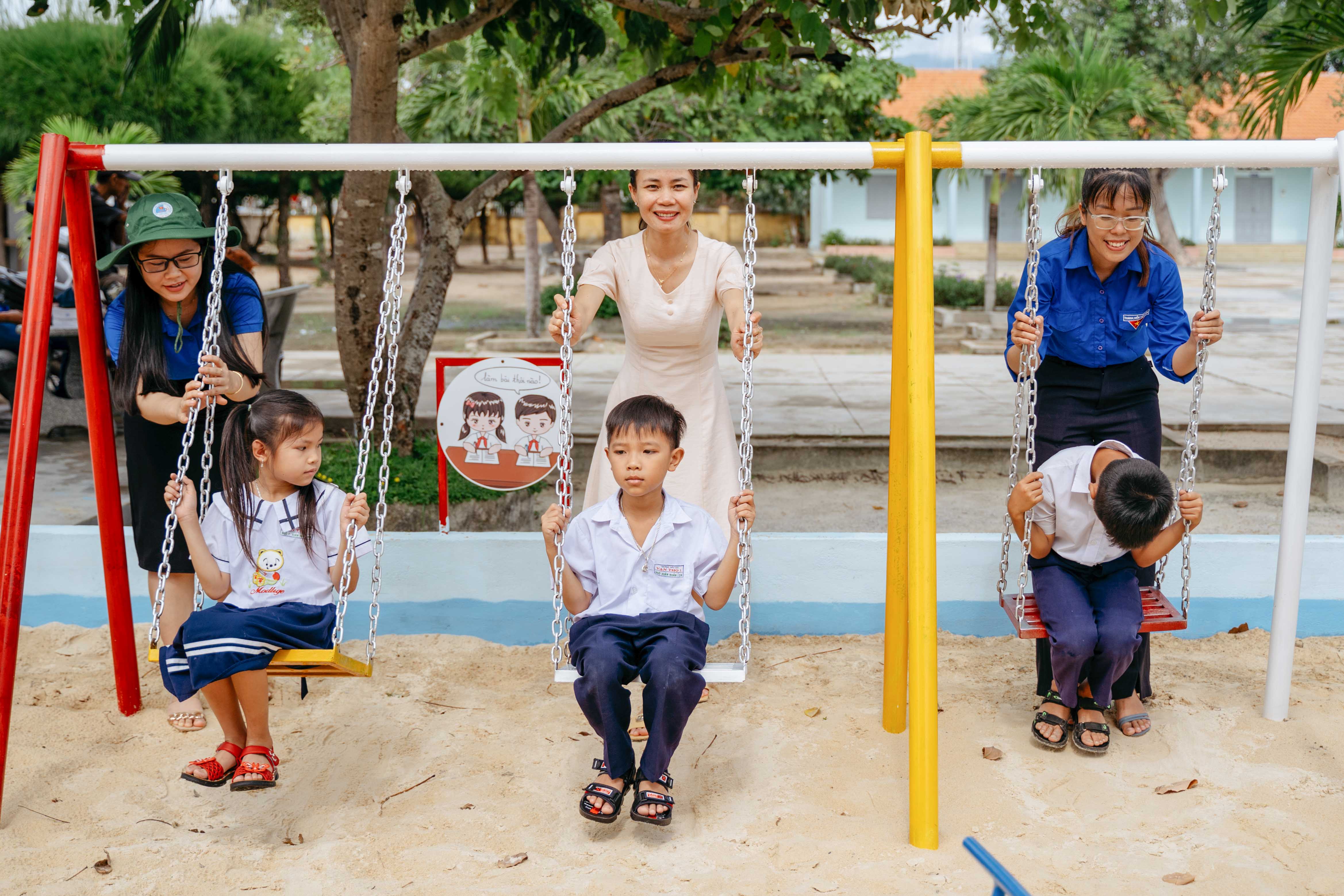  Khu vui chơi cho thiếu nhi do Đoàn trường - Hội Sinh viên Trường Cao đẳng Y tế Khánh Hòa, Trường Đại học Khánh Hòa cùng Huyện đoàn Vạn Ninh thực hiện.