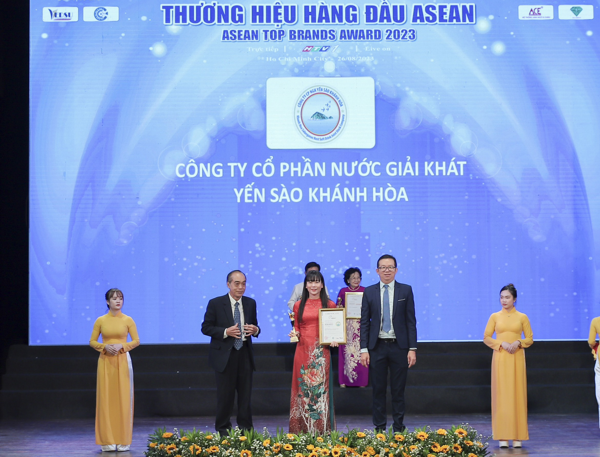 Công ty Cổ phần Nước giải khát Yến sào Khánh Hòa được bình chọn Top 10 Thương hiệu hàng đầu ASEAN