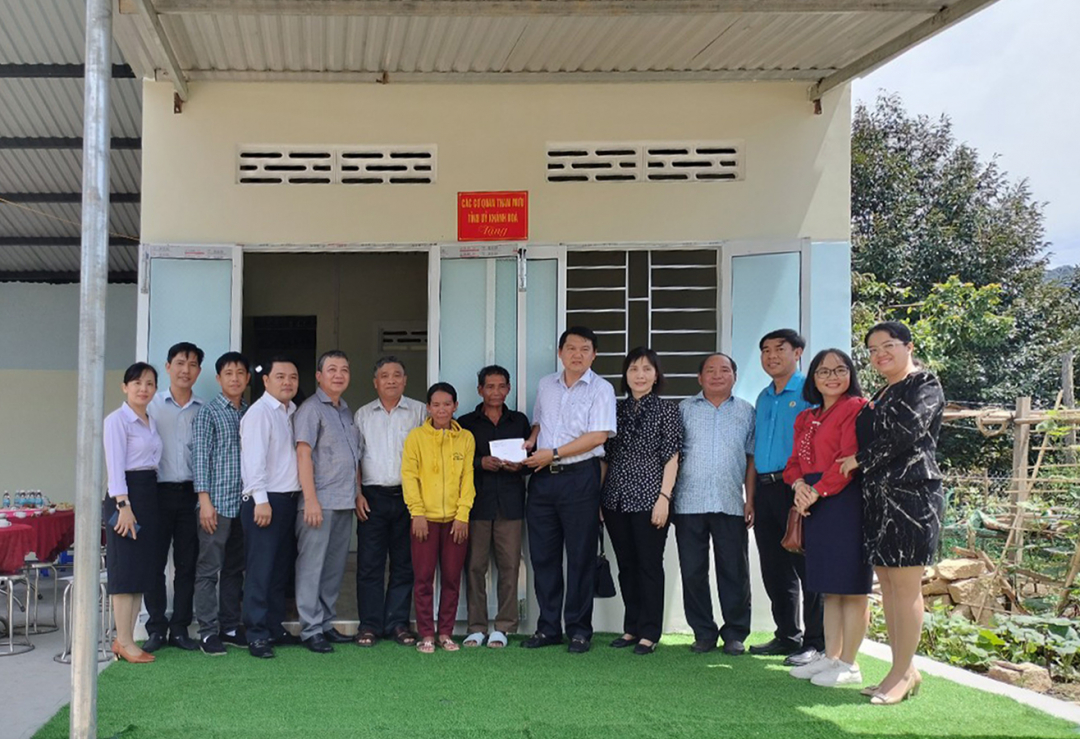 Khối thi đua các cơ quan tham mưu Tỉnh ủy và Huyện ủy Khánh Sơn trao tặng nhà tình nghĩa