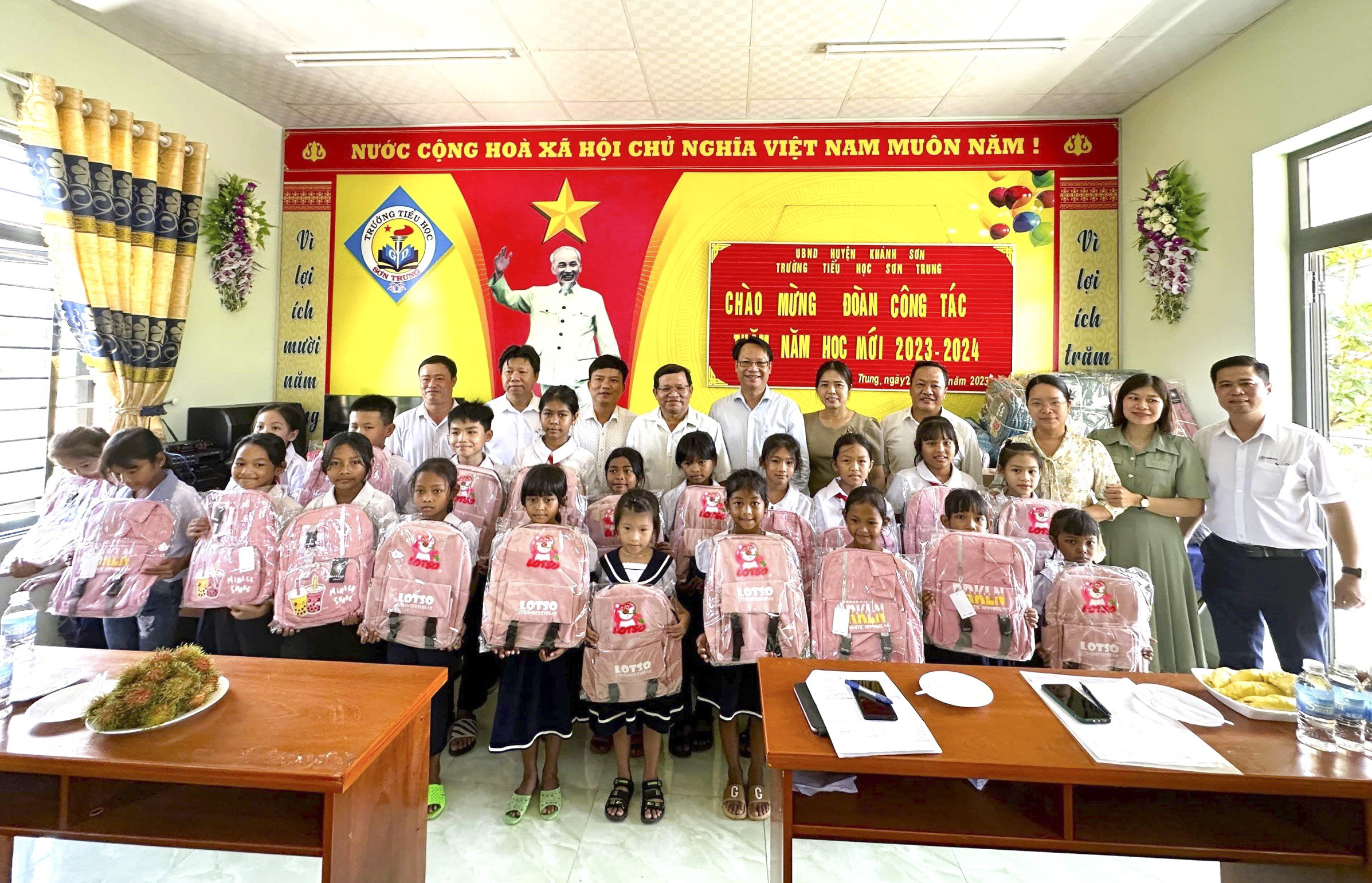 Hơn 114 triệu đồng tặng quà cho trường học xã Sơn Trung