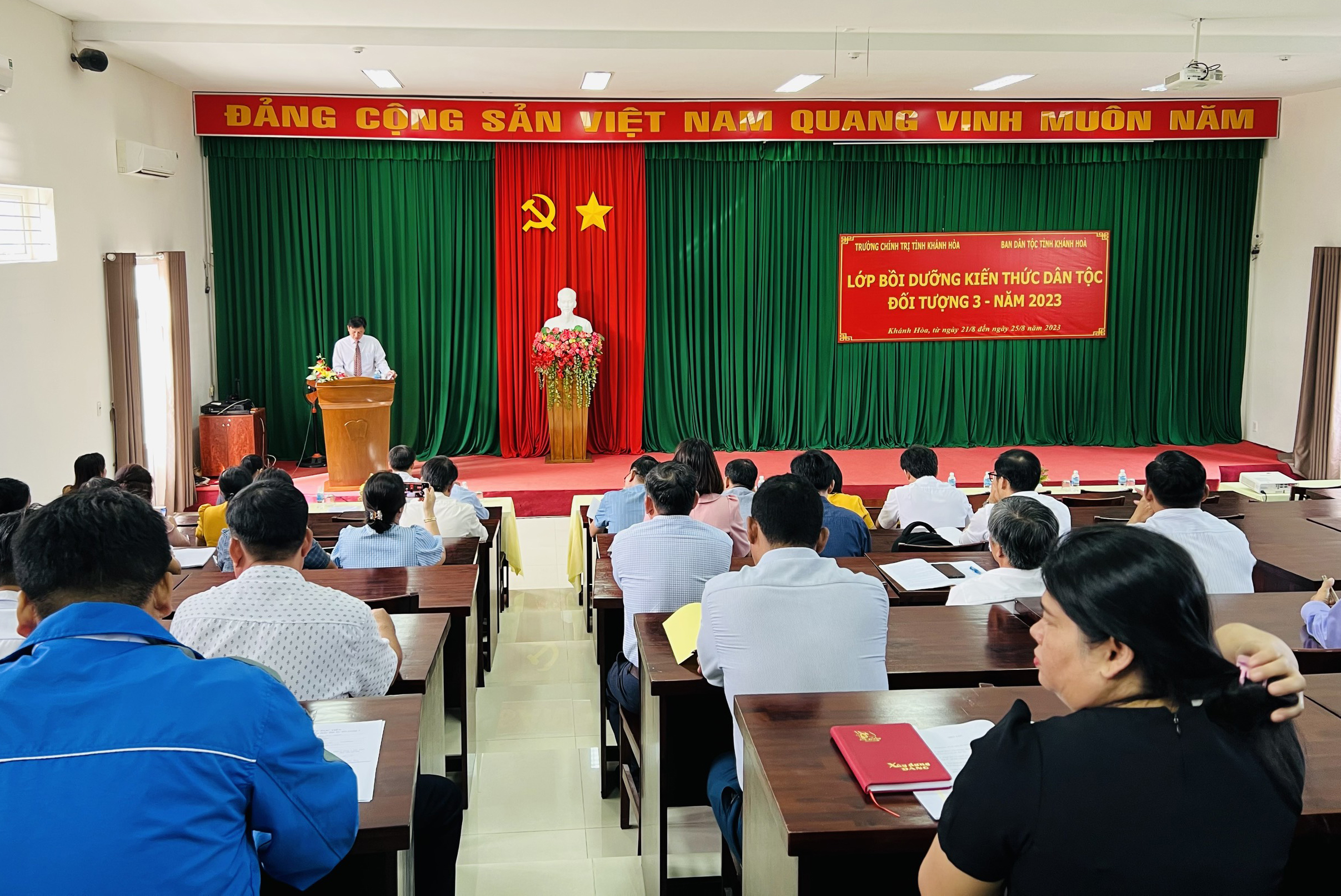 Bồi dưỡng kiến thức dân tộc cho cán bộ, công chức, viên chức