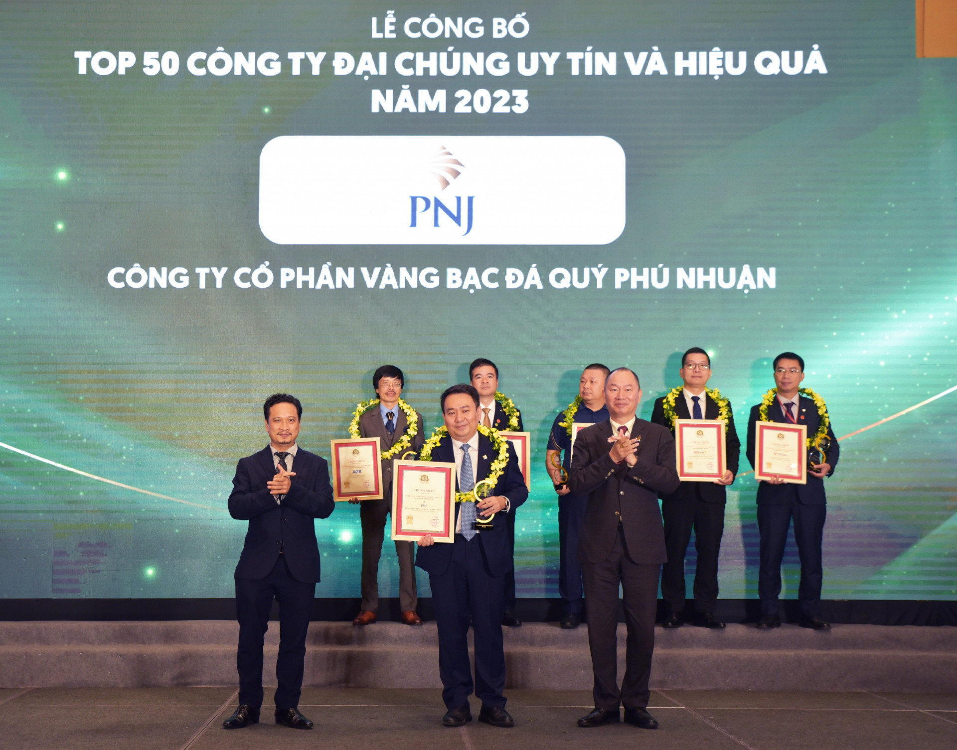 Ông Lê Trí Thông - Phó chủ tịch HĐQT kiêm TGĐ PNJ - đại diện PNJ nhận chứng nhận và kỉ niệm chương Top 50 Công ty Đại chúng uy tín và hiệu quả năm 2023.