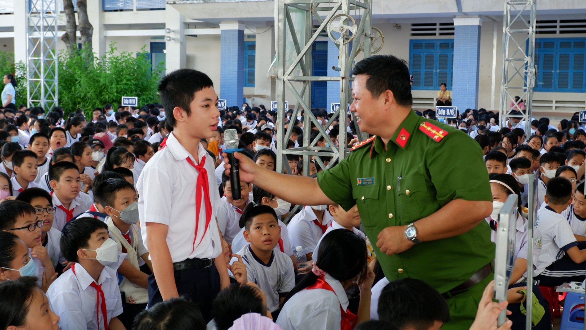 Học sinh tham gia trả lời câu hỏi tìm hiểu kiến thức về phòng cháy, chữa cháy. 