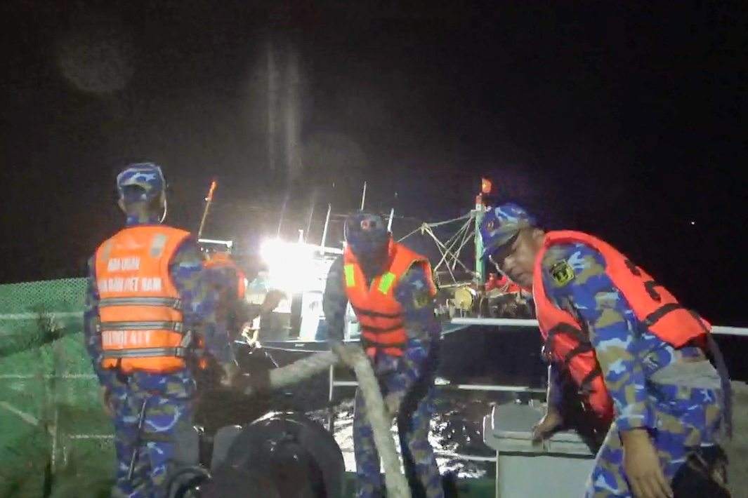 Tàu Trường Sa 22 cứu hộ tàu cá ngư dân gặp nạn trên biển