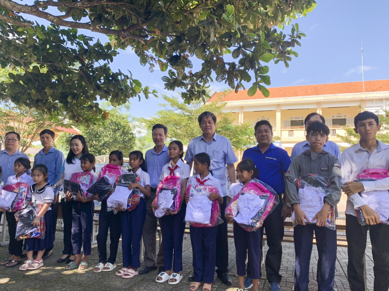 Đại diện nhóm tặng quà cho các em học sinh Trường Tiểu học và THCS xã Ba Cụm Nam.