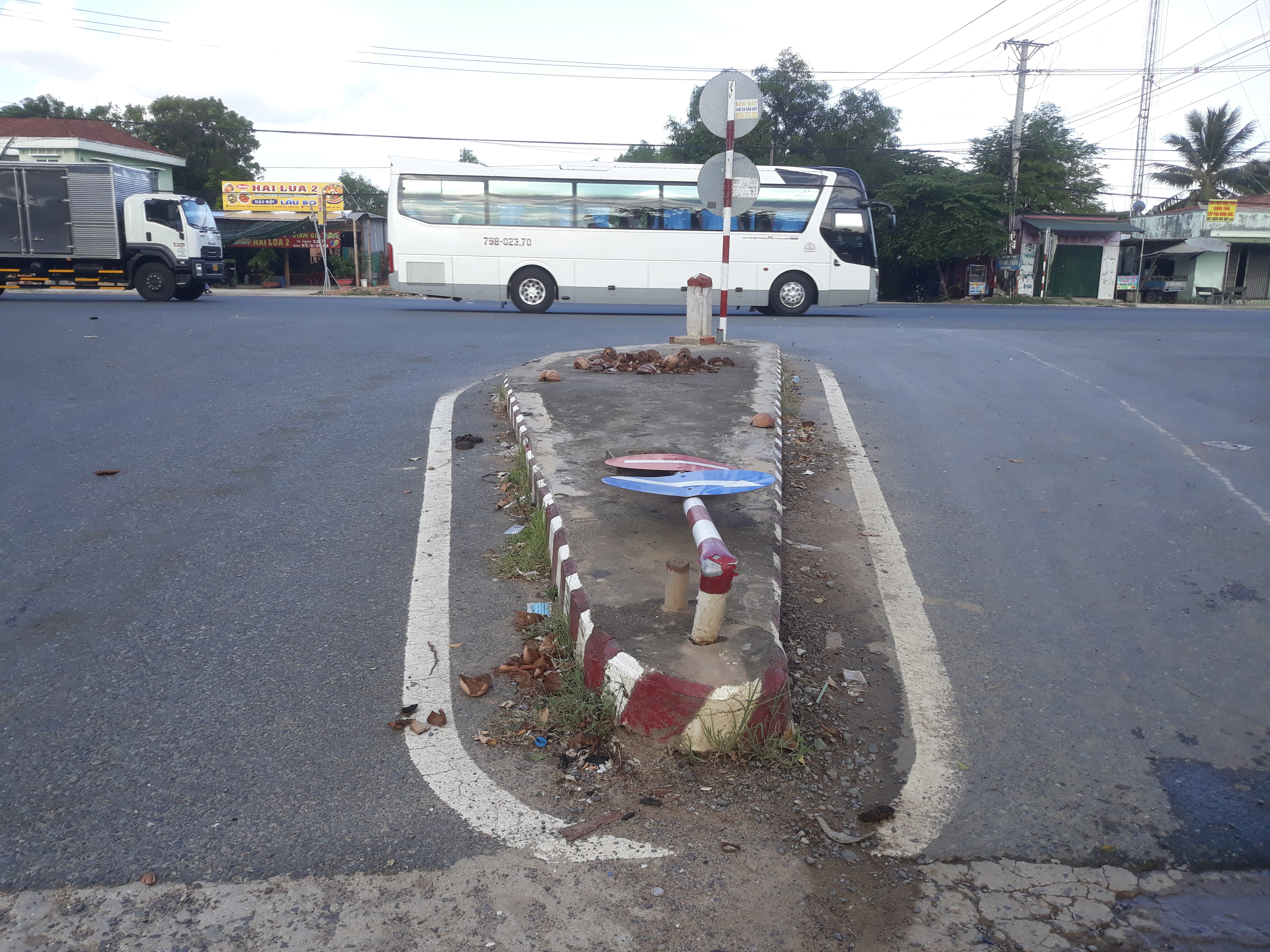 Trụ biển báo giao thông bị gãy