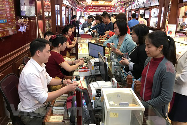 Giá vàng SJC trong nước giữ ổn định, tỷ giá trung tâm đi xuống
