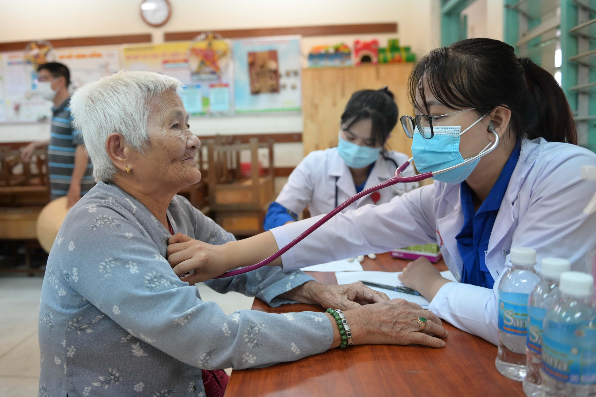Các thầy thuốc trẻ tham gia tình nguyện, khám bệnh miễn phí cho người dân xã Vạn Lương (huyện Vạn Ninh).