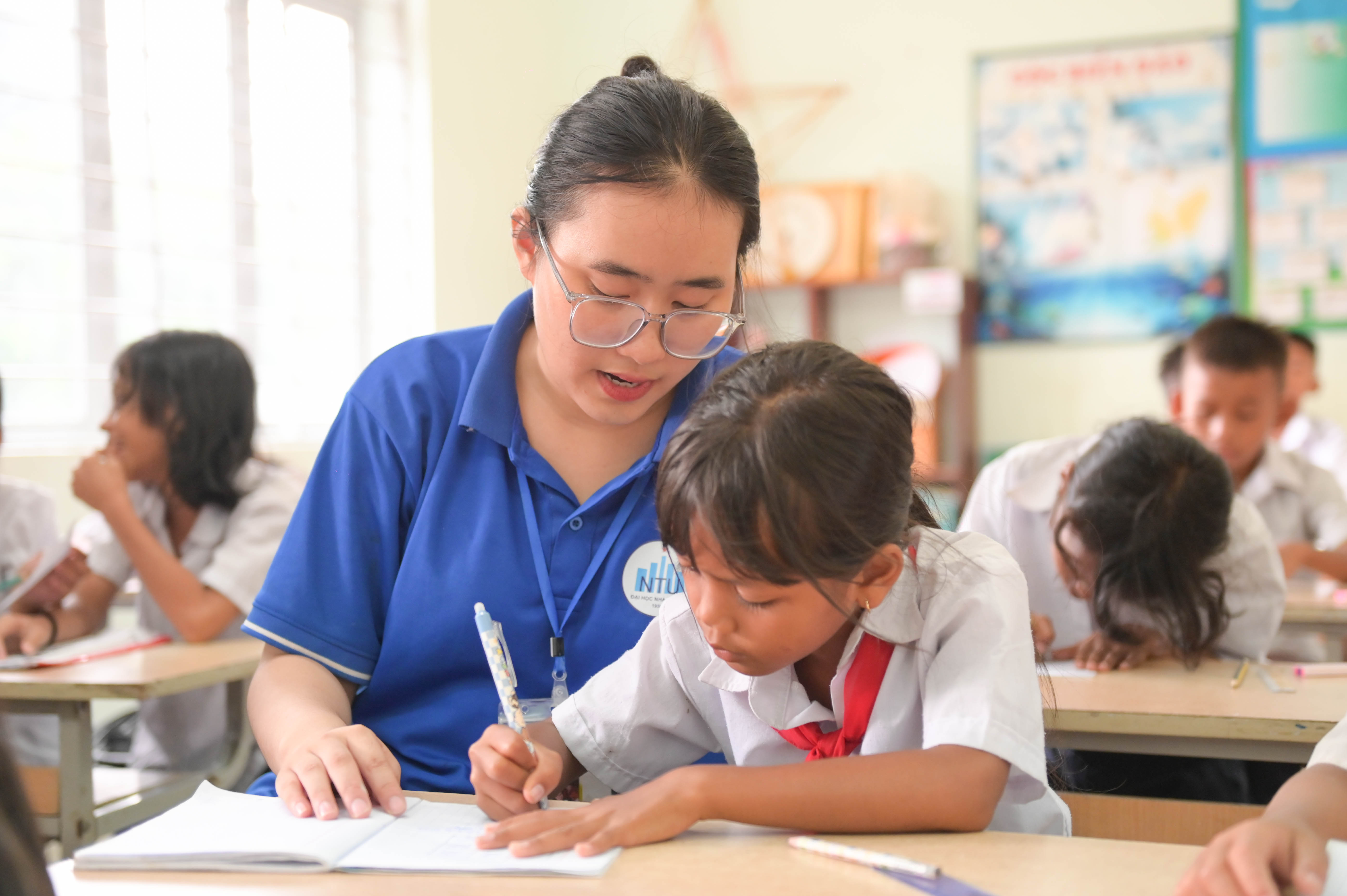 Sinh viên tình nguyện Trường Đại học Nha Trang dạy học cho các học sinh dân tộc thiểu số.