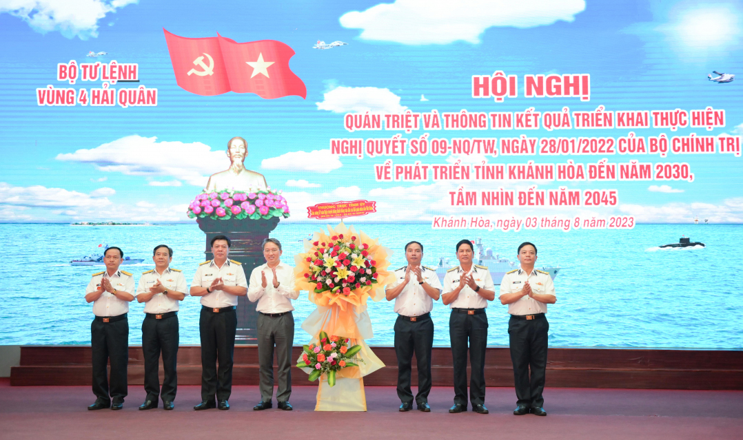 Bí thư Tỉnh ủy Nguyễn Hải Ninh tặng hoa của Thường trực Tỉnh ủy chúc mừng Vùng 4 Hải quân nhân kỷ niệm 59 năm Ngày truyền thống đánh thắng trận đầu của Hải quân nhân dân Việt Nam.