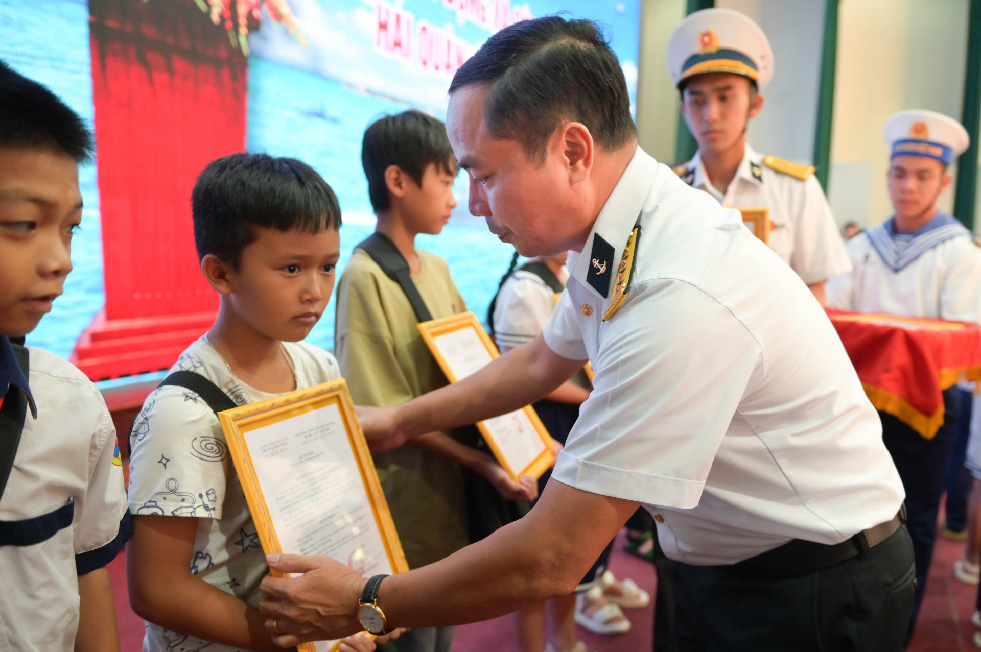 Đại tá Nguyễn Văn Bách - Tư lệnh Vùng 4 Hải quân trao quyết định nhận đỡ đầu các cháu.