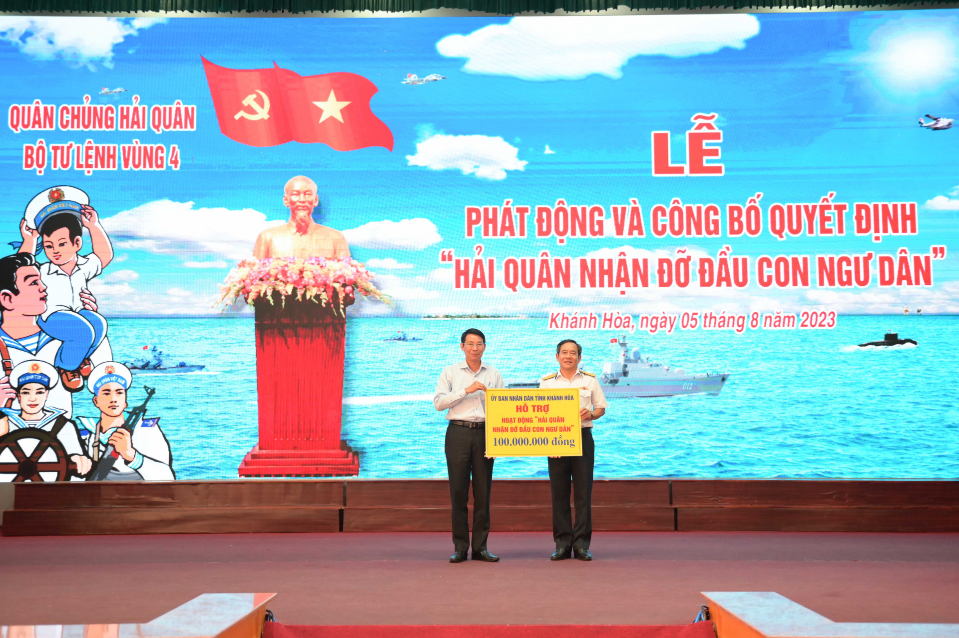 Lãnh đạo tỉnh Khánh Hoà trao biểu trưng hỗ trợ kinh phí thực hiện hoạt động.