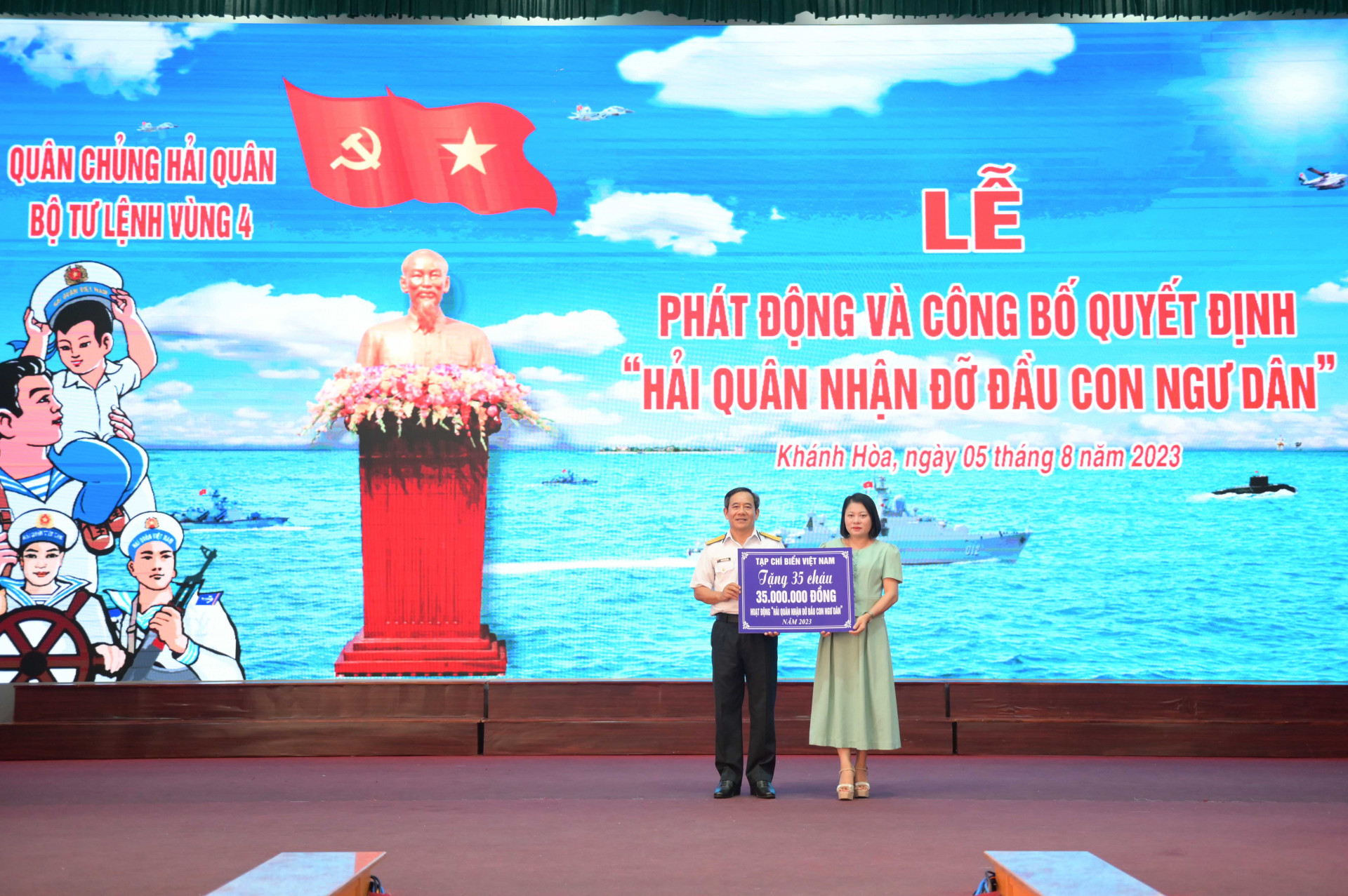 Tạp chí Biển Việt Nam trao biểu trưng hỗ trợ kinh phí cho các cháu.