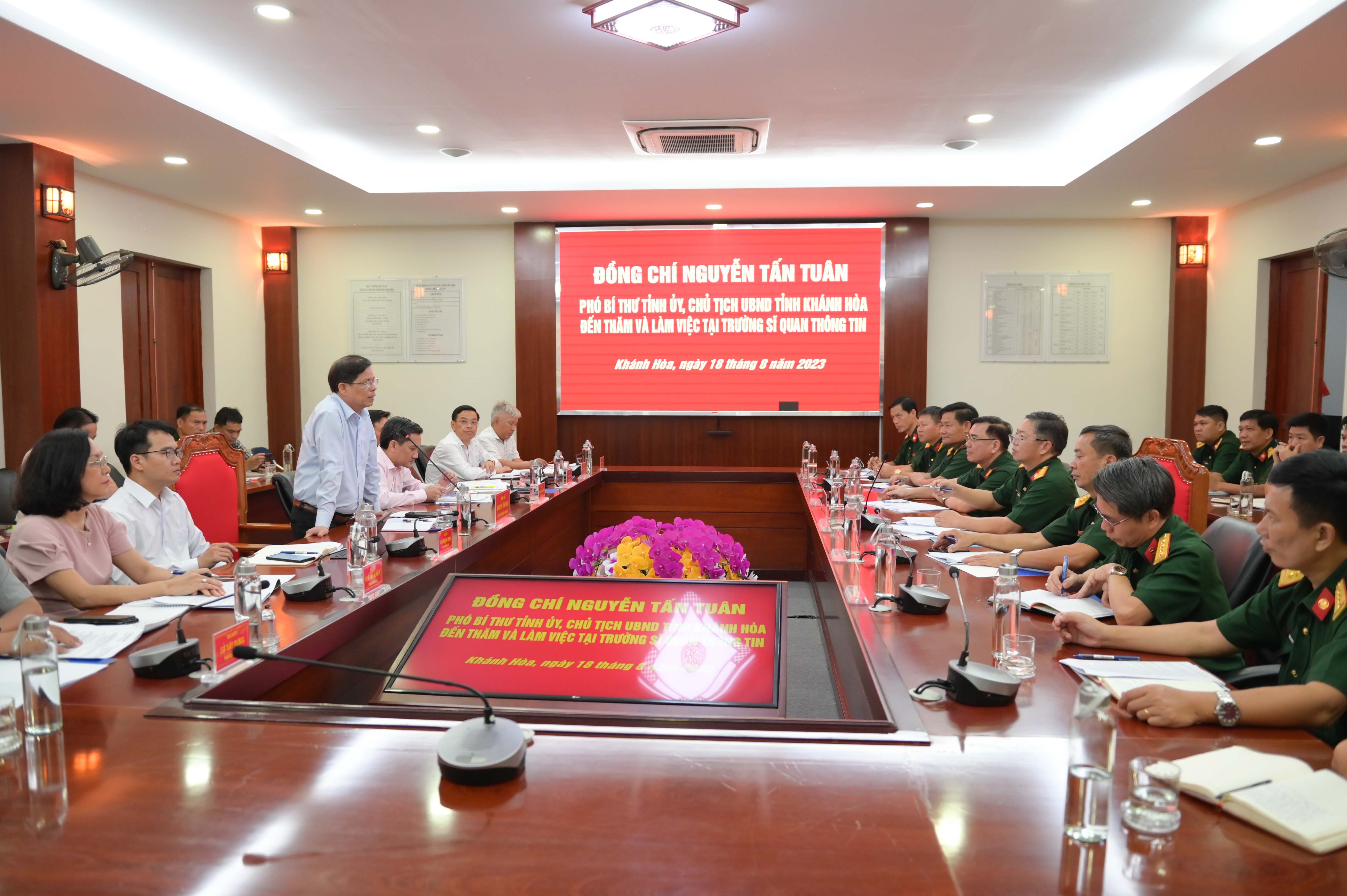 Chủ tịch UBND tỉnh Nguyễn Tấn Tuân làm việc với Trường Sĩ quan Thông tin