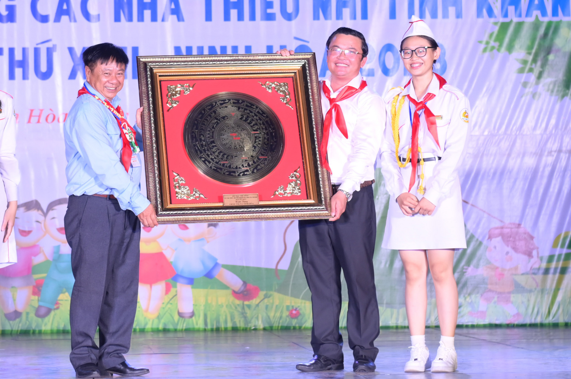 Nhà Thiếu nhi tỉnh tặng quà lưu niệm cho UBND thị xã Ninh Hoà, địa phương đăng cai tổ chức hội trại.