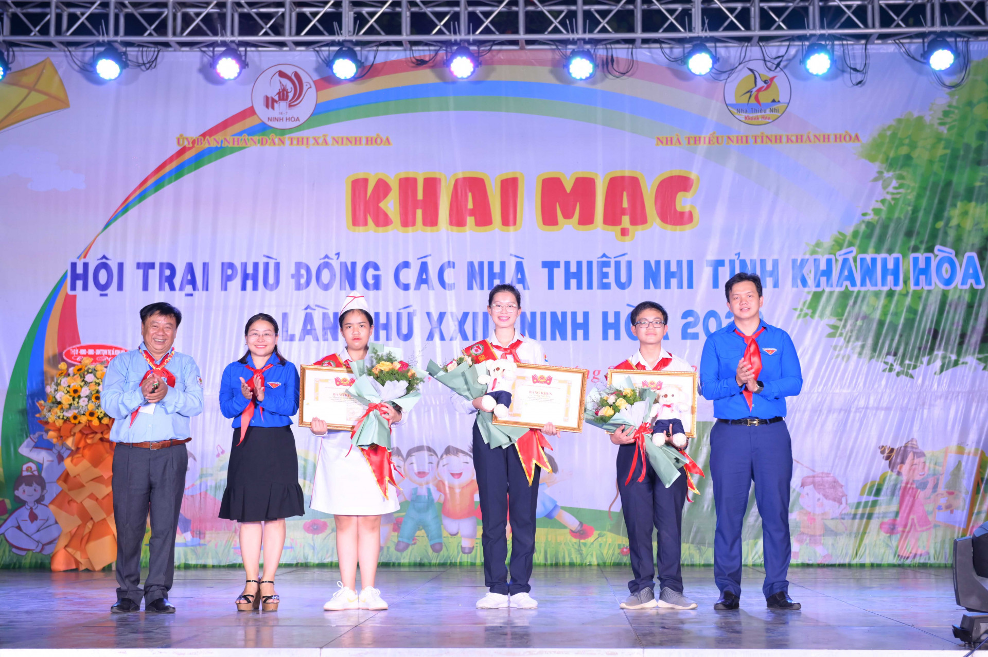 Dịp này, tại lễ khai mạc hội trại, ban tổ chức khen thưởng 3 đội viên đạt danh hiệu Chỉ huy Đội xuất sắc toàn quốc tại Hội thi Chỉ huy Đội giỏi toàn quốc lần thứ IV do Hội đồng Đội Trung ương tổ chức vừa qua.