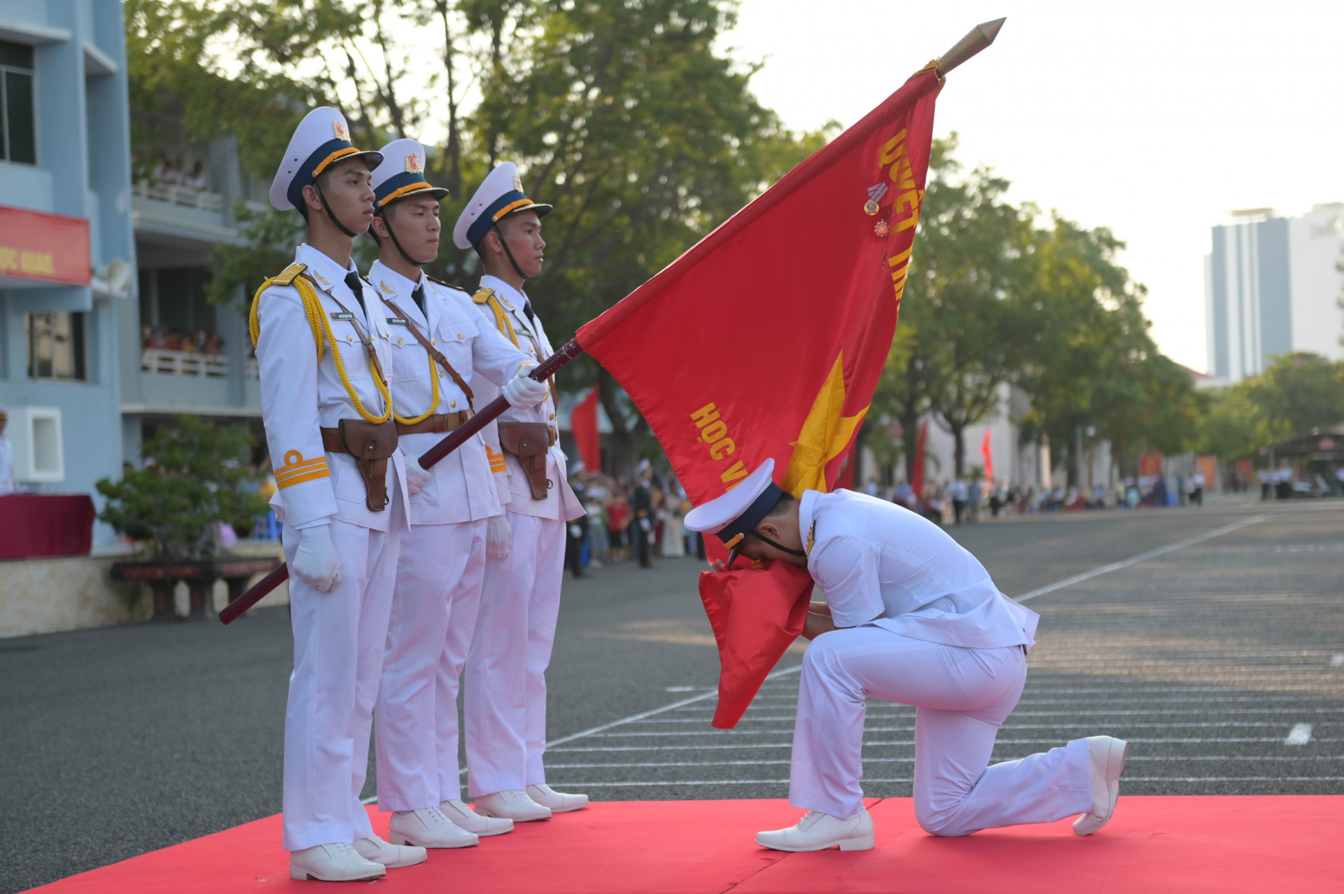 Đại diện các học viên tuyên thệ dưới quân kỳ quyết thắng.