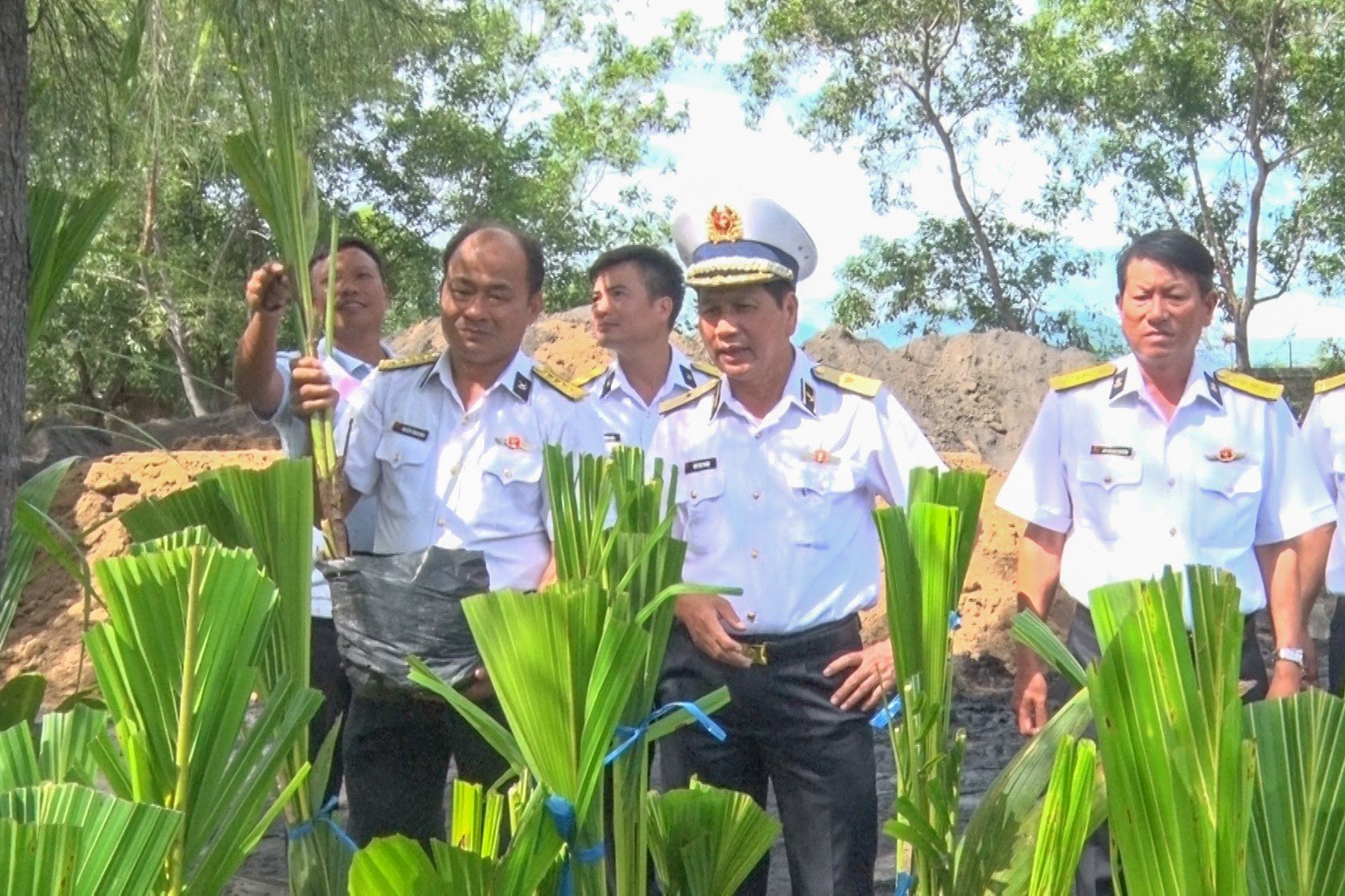 Chuẩn Đô đốc Ngô Văn Thuân - Chính ủy Vùng 4 Hải quân kiểm tra vườn ươm cây giống.