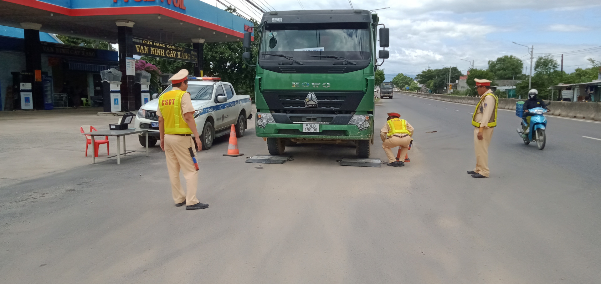 Lực lượng cảnh sát giao thông cân tải trọng phương tiện xe.