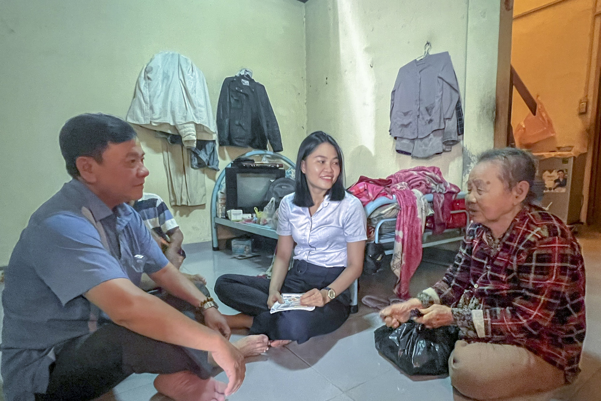 Cán bộ phường và tổ dân phố khảo sát đối tượng hộ nghèo tại nhà bà Nguyễn Thị Im.
