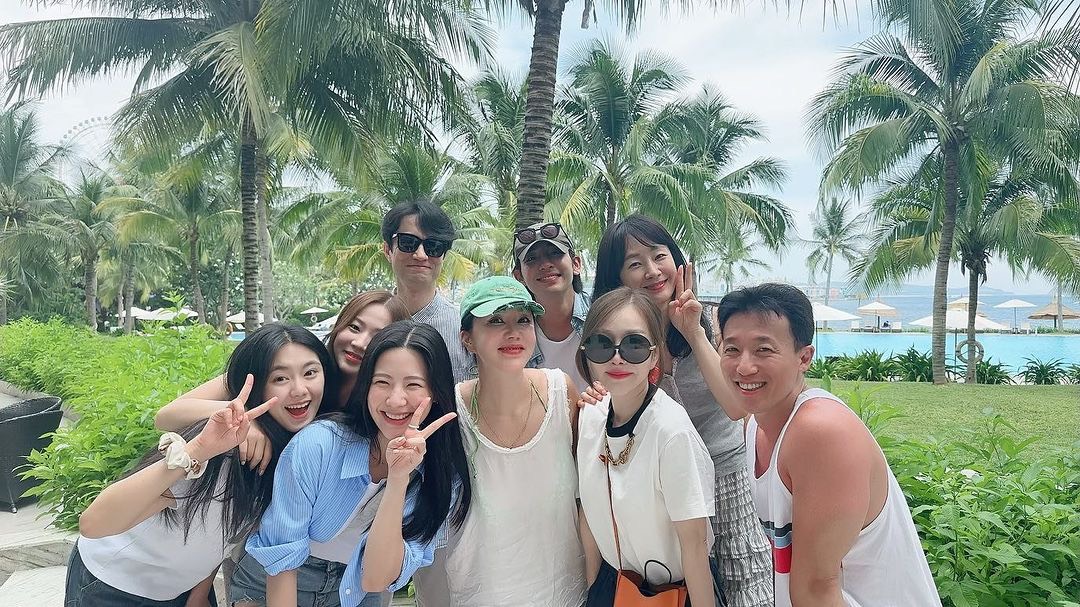 Actors of the movie Doctor Cha traveling in Nha Trang were posted on Instagram by actor Uhm Jung Hwa.