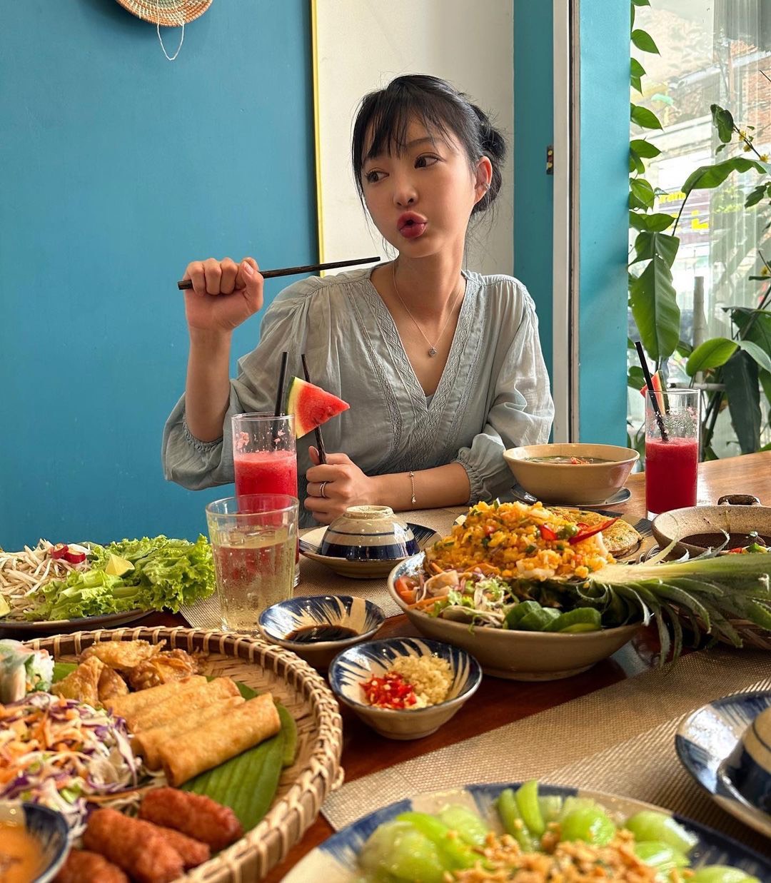 Singer Hyelin of group EXID posted a picture of enjoying food in Nha Trang.