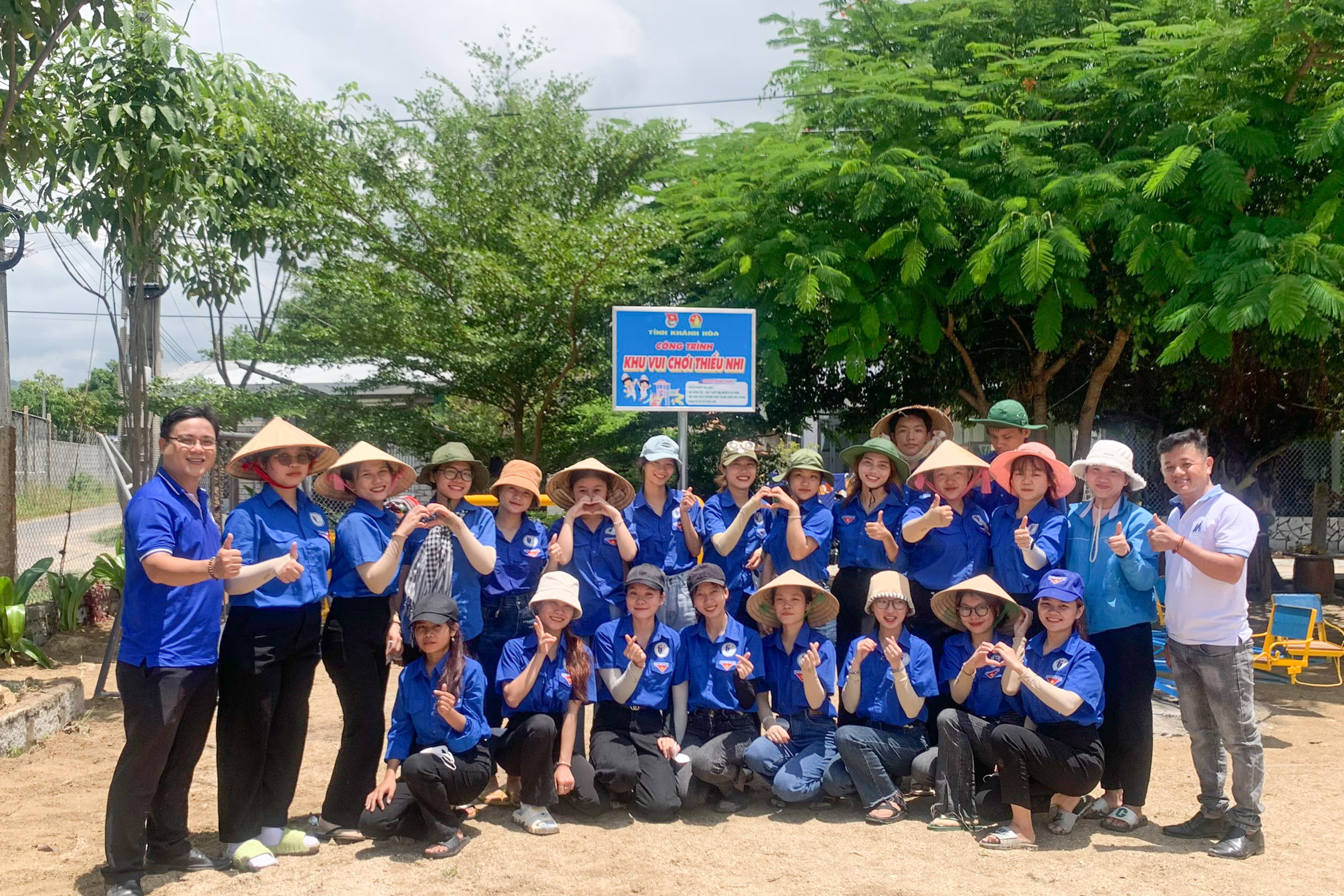 Sinh viên tình nguyện của Đoàn trường - Hội Sinh viên Trường Cao đẳng Sư phạm Trung ương Nha Trang tham gia chiến dịch tình nguyện Mùa hè xanh tại xã Xuân Sơn.