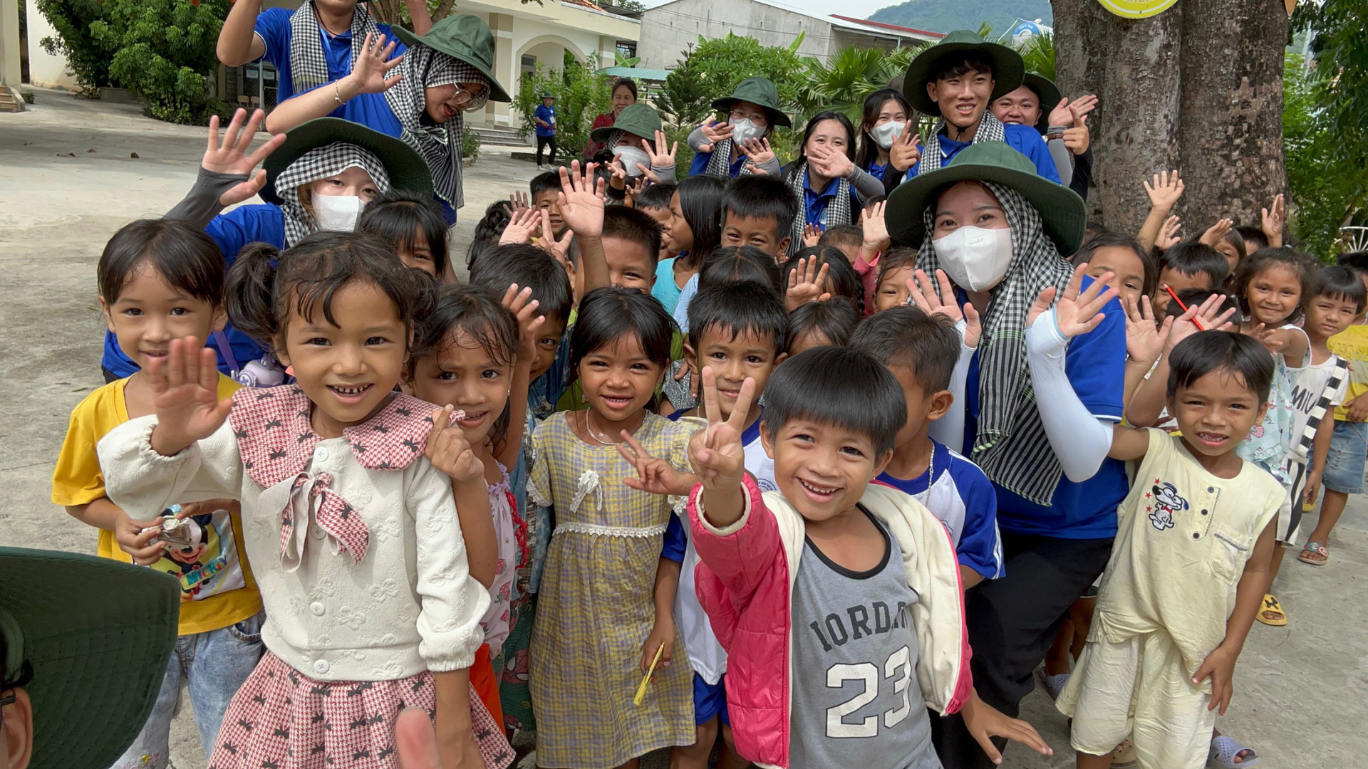 3 ảnh trên là: Các em học sinh Trường Tiểu học Khánh Hòa - Jeju chụp ảnh lưu niệm cùng các sinh viên tình nguyện Trường Đại học Nha Trang.
