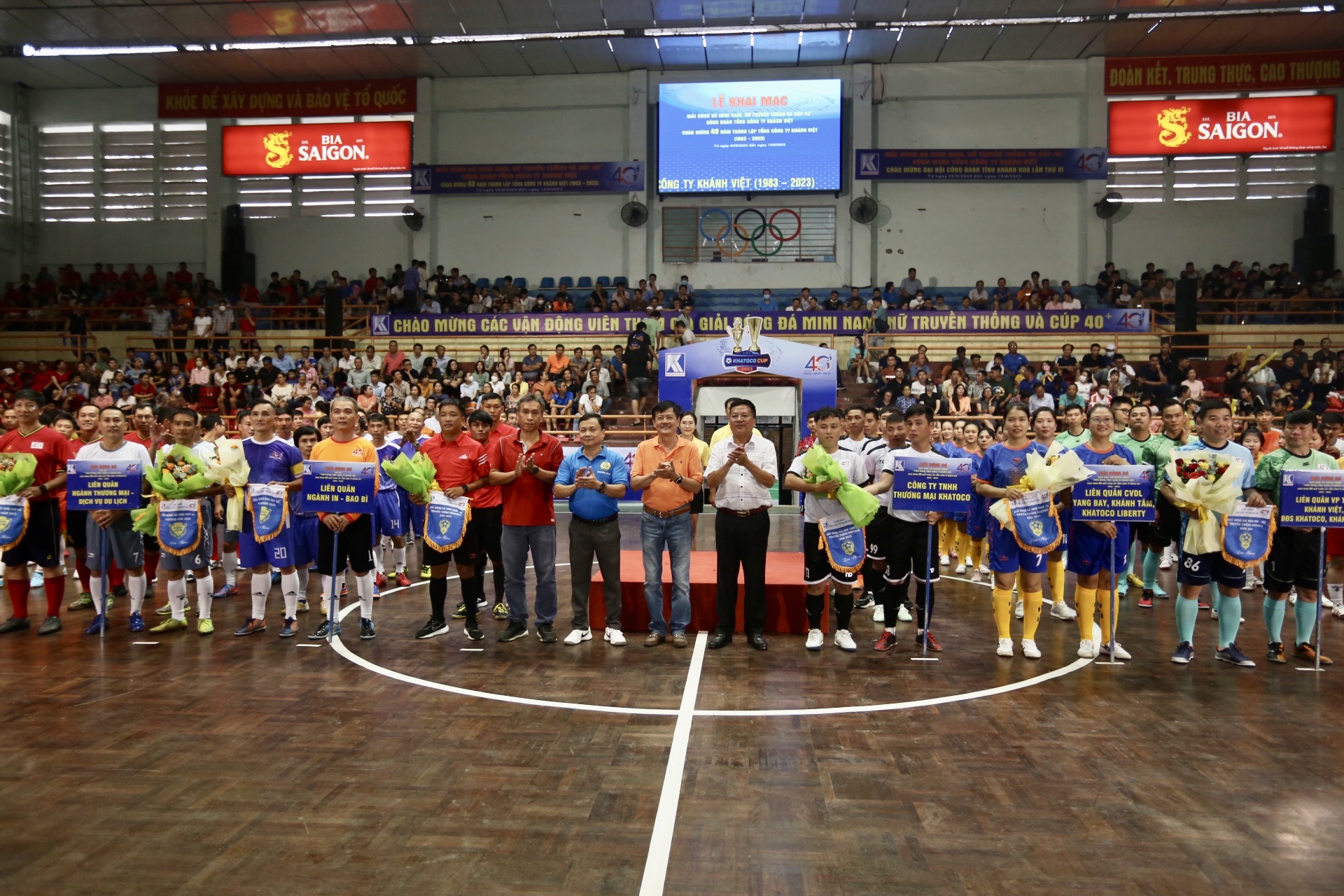 17 đội bóng tranh tài giải bóng đá mini nam, nữ truyền thống và cúp 40+ Khatoco 2023