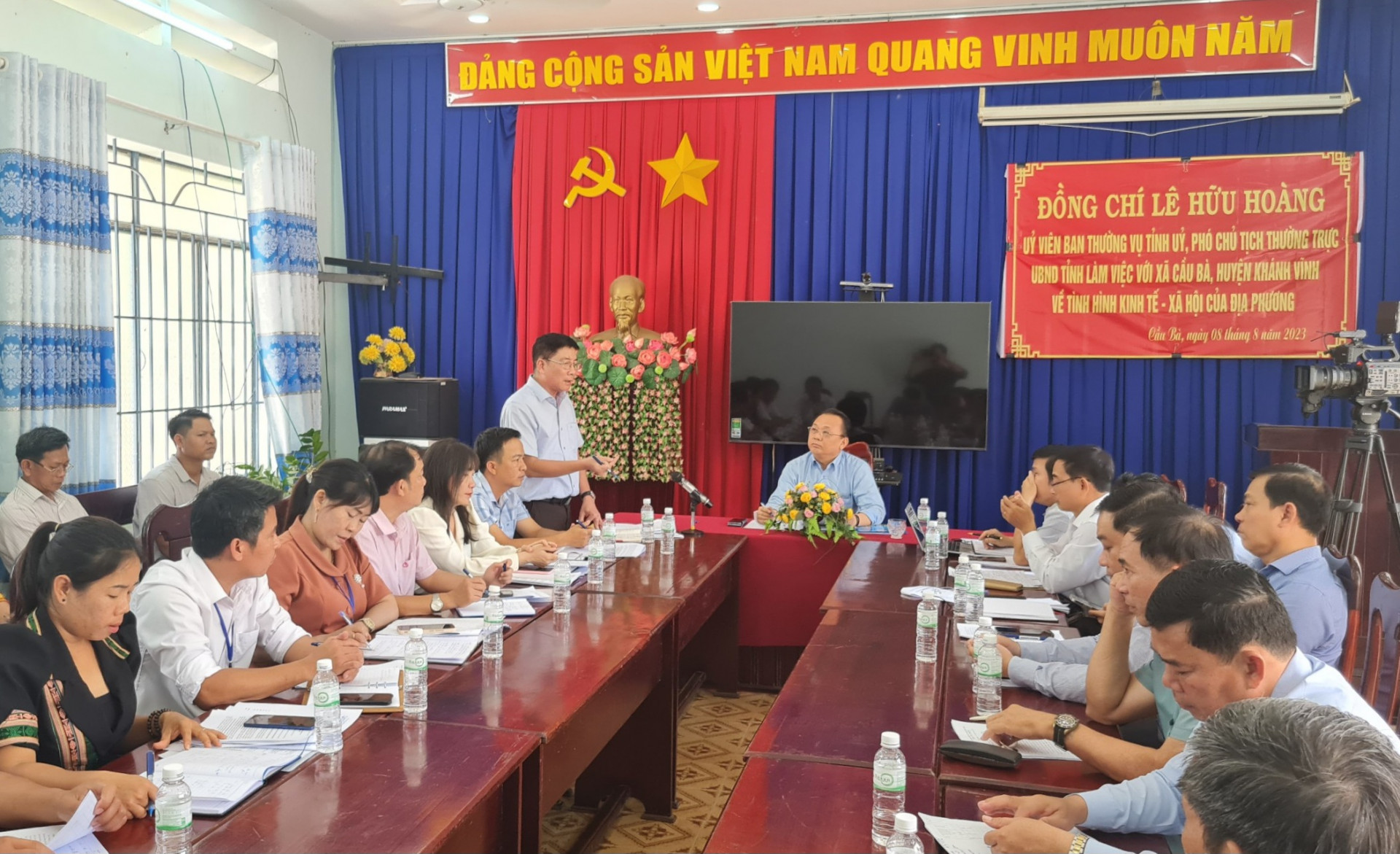 Quang cảnh buổi làm việc.