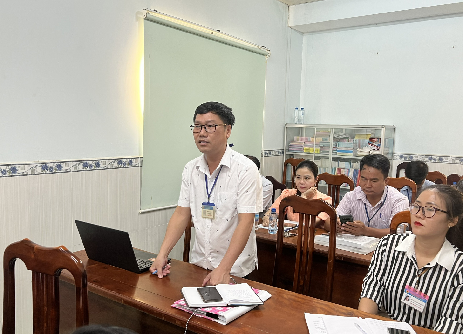 Công chức xã Phước Đồng giải trình với đoàn kiểm tra.