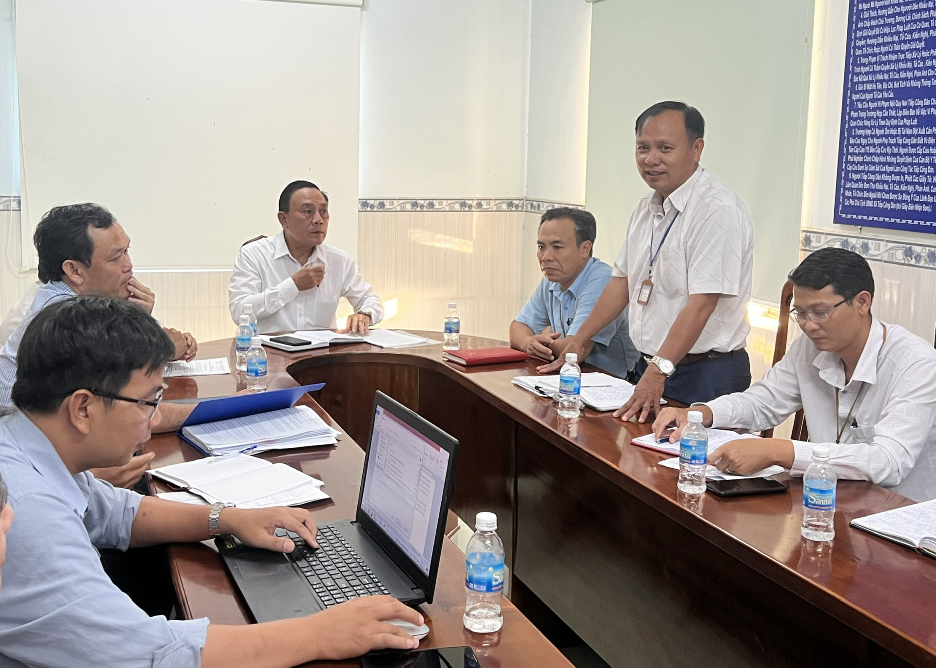 Đại diện lãnh đạo xã Phước Đồng tiếp thu các ý kiến của đoàn kiểm tra. 