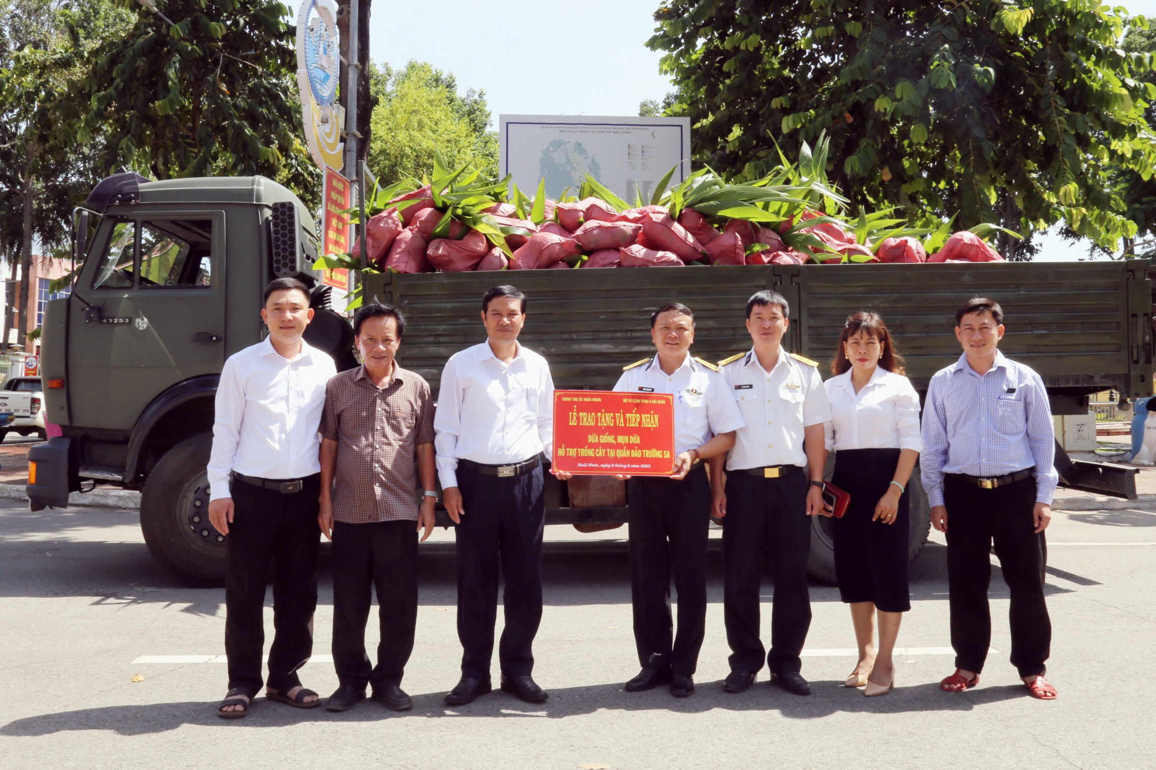 Vùng 4 Hải quân tiếp nhận cây giống do thị xã Hoài Nhơn hỗ trợ