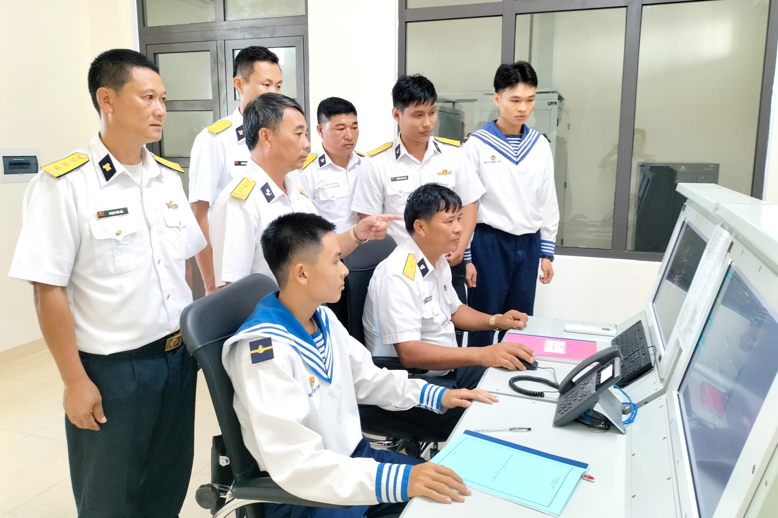 Kiểm tra trình độ khai thác, làm chủ hệ thống radar đối hải tại trạm.