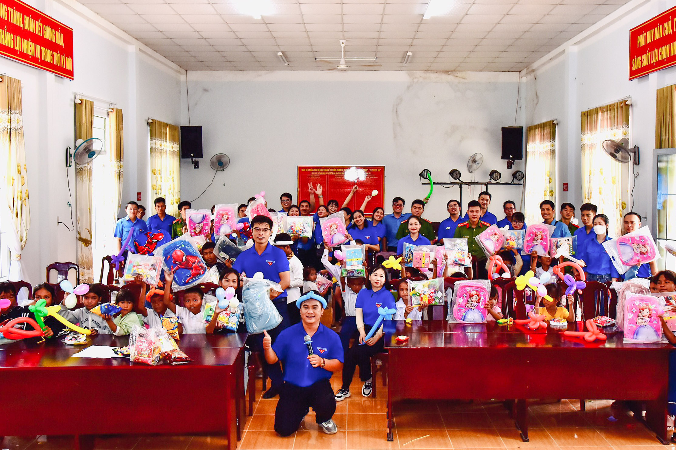 Trao 80 phần quà cho người dân, học sinh khó khăn xã Khánh Thượng