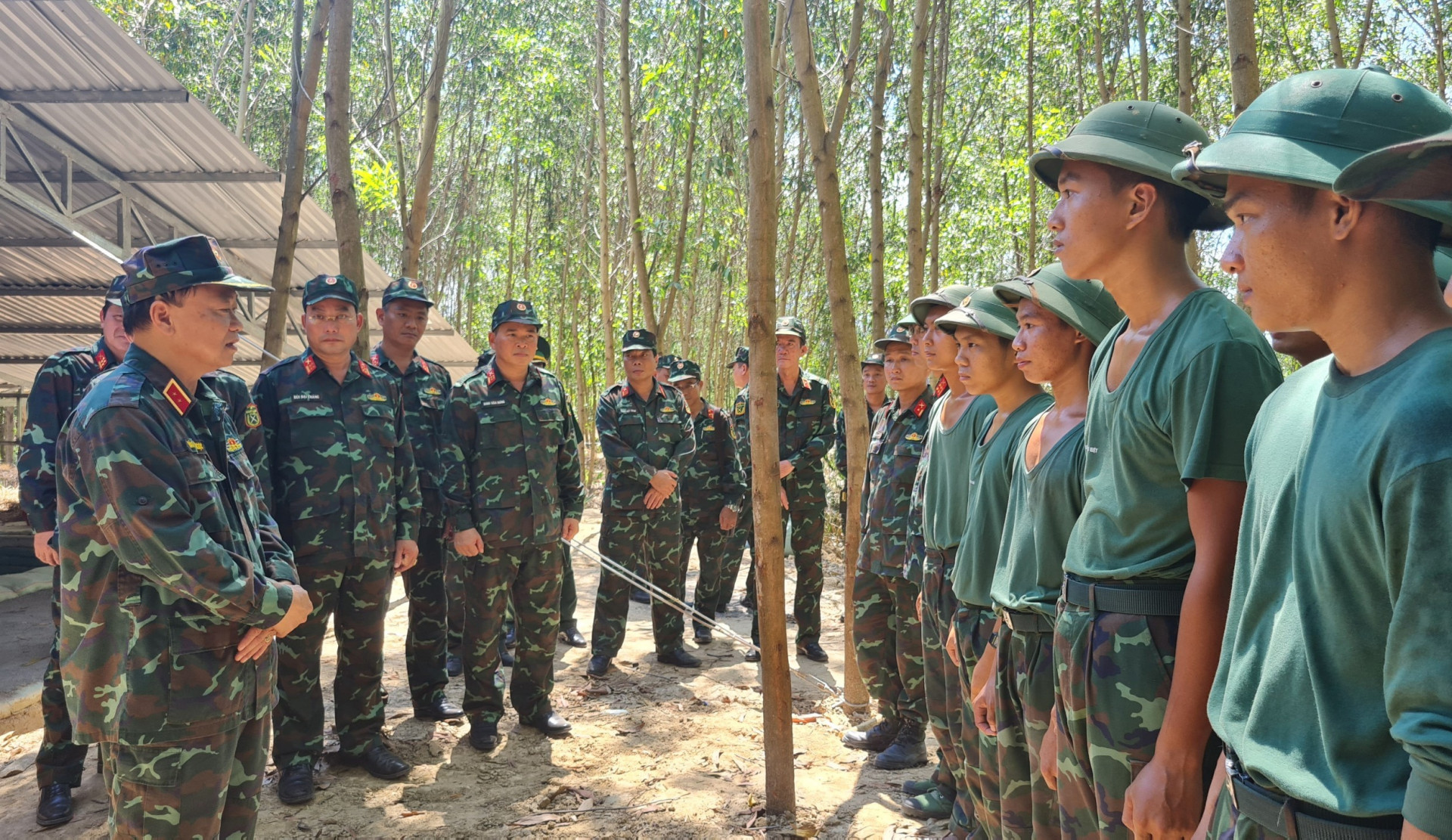 Trung tướng Thái Đại Ngọc (bìa trái) động viên các cán bộ, chiến sĩ.