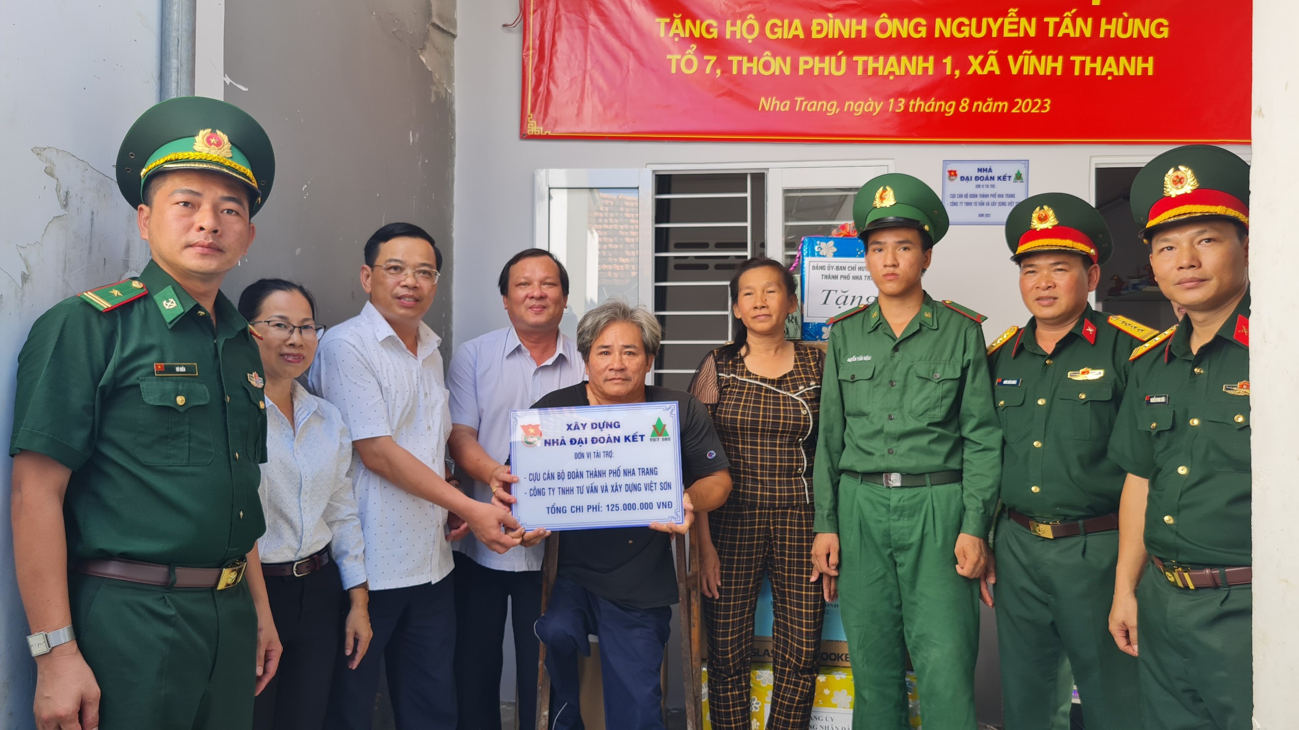 Tặng nhà đại đoàn kết cho gia đình quân nhân có hoàn cảnh khó khăn