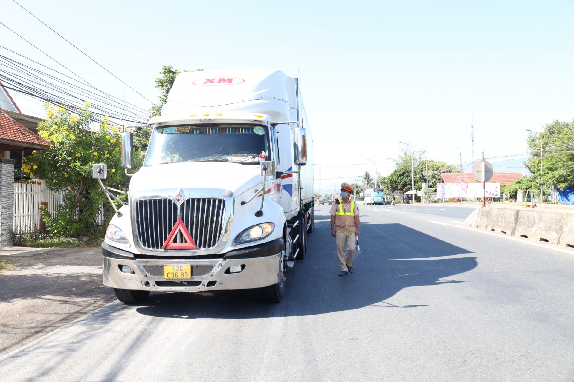 Lực lượng chức năng kiểm tra xe container trên Quốc lộ 1 qua địa bàn tỉnh.