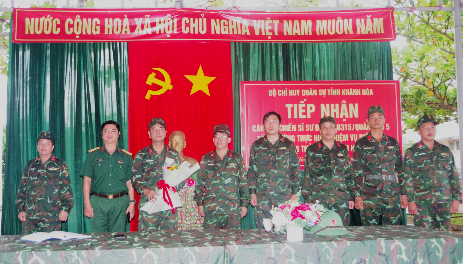Đại diện Bộ CHQS tỉnh Khánh Hòa và Sư đoàn Bộ binh 315 chụp hình lưu niệm tại buổi tiếp nhận.