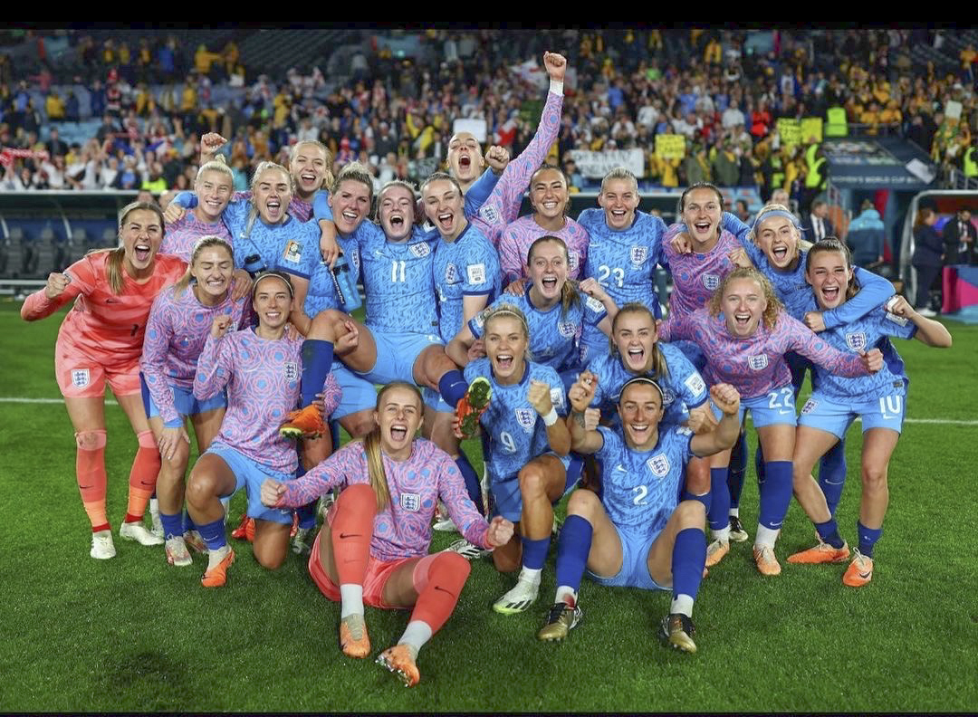 Vượt qua chủ nhà, tuyển nữ Anh vào chung kết gặp Tây Ban Nha