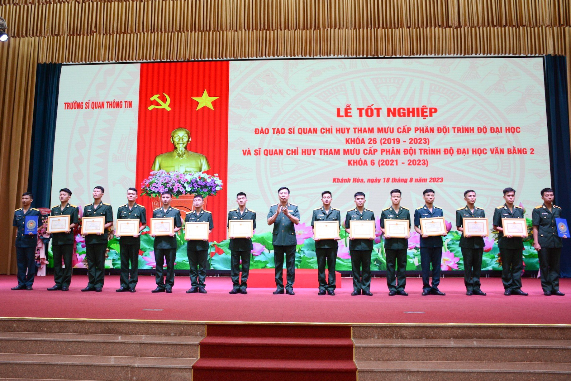 Trường Sĩ quan Thông tin tổ chức lễ tốt nghiệp cho 458 học viên