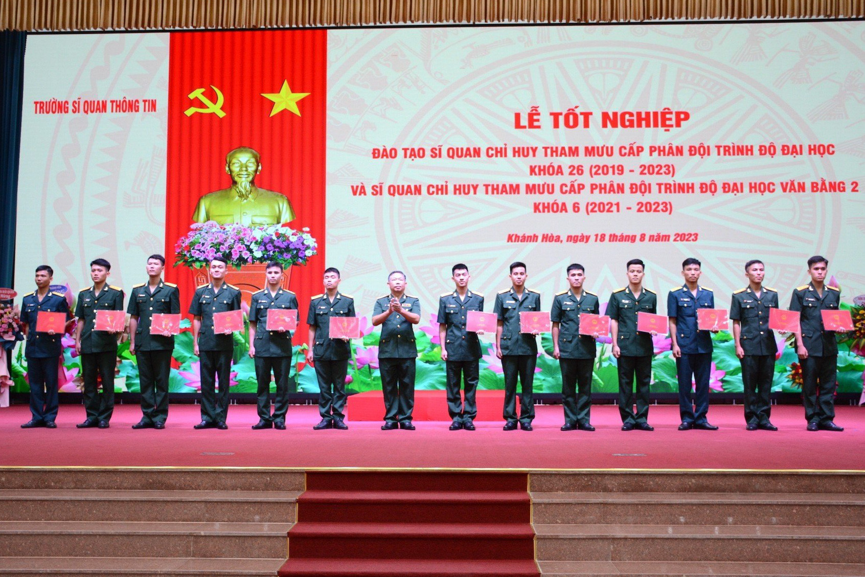 Hiệu trưởng Trường Sĩ quan Thông tin trao chứng nhận học viên tốt nghiệp thủ khoa, học viên tốt nghiệp giỏi khóa học.