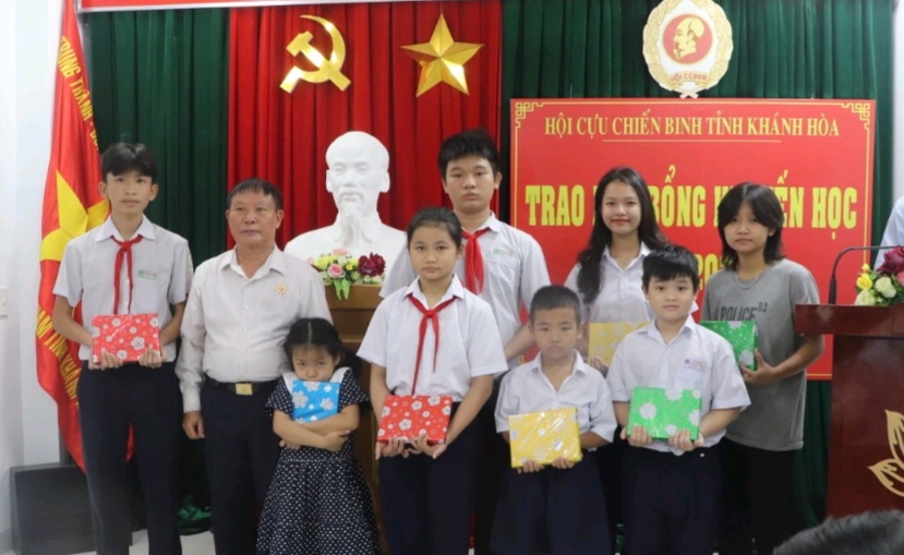 Hội Cựu chiến binh tỉnh Khánh Hòa:: Trao học bổng cho 51 học sinh, sinh viên