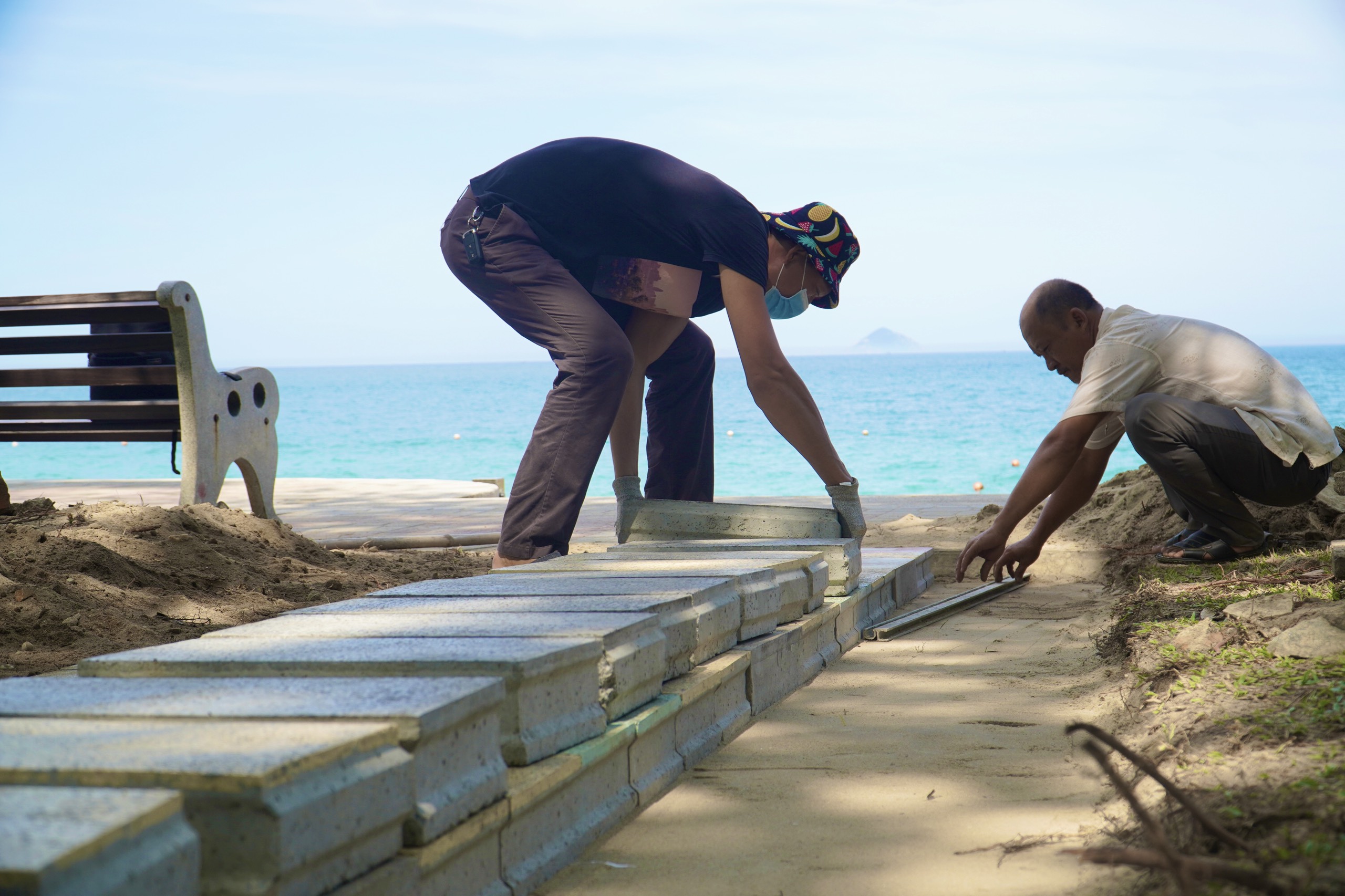 Thi công đoạn đường bê tông từ rác thải nhựa ở công viên biển Nha Trang