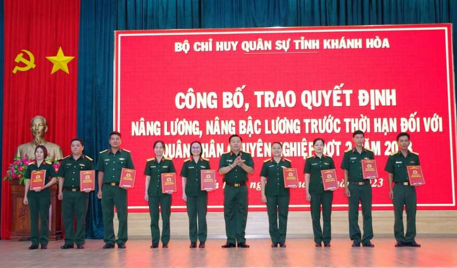 Đại tá Lê Công Chín trao quyết định cho các quân nhân chuyên nghiệp.